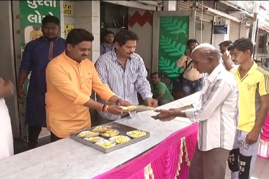 વડોદરાના કારેલીબાગ વિસ્તારમાં ખમણના વેપારીએ ભાજપની જીતની ખુશીમાં મફ્તમાં ઢોકળાનું વિતરણ કરવાનું નક્કી કર્યું હતું. જેના પગલે લોકોની લાંબી કતાર જોવા મળી હતી. વડોદરાના કારેલીબાગ વિસ્તારમાં ખમણના વેપારીએ ભાજપની જીતની ખુશીમાં મફ્તમાં ઢોકળાનું વિતરણ કરવાનું નક્કી કર્યું હતું. જેના પગલે લોકોની લાંબી કતાર જોવા મળી હતી.