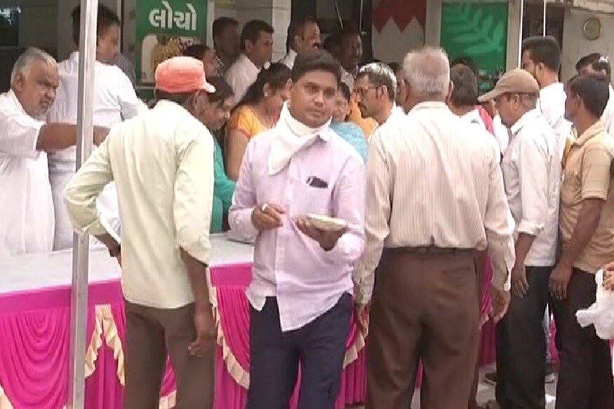 લોકસભાની ચૂંટણીમાં ભાજપની જીતની ઉજવણી કરાઇ રહી છે. ગુજરાત સહિત દેશભરમાં જશ્ન જોવા મળી રહ્યો છે. ત્યારે વડોદારમાં અનોખી રીતે ભાજપની જીતની ઉજવણી કરાઇ રહી છે. ભાજપની જીતને પગલે મફ્તમાં ઢોકળાનું વિતરણ કરાઇ રહ્યું છે. લોકસભાની ચૂંટણીમાં ભાજપની જીતની ઉજવણી કરાઇ રહી છે. ગુજરાત સહિત દેશભરમાં જશ્ન જોવા મળી રહ્યો છે. ત્યારે વડોદારમાં અનોખી રીતે ભાજપની જીતની ઉજવણી કરાઇ રહી છે. ભાજપની જીતને પગલે મફ્તમાં ઢોકળાનું વિતરણ કરાઇ રહ્યું છે.