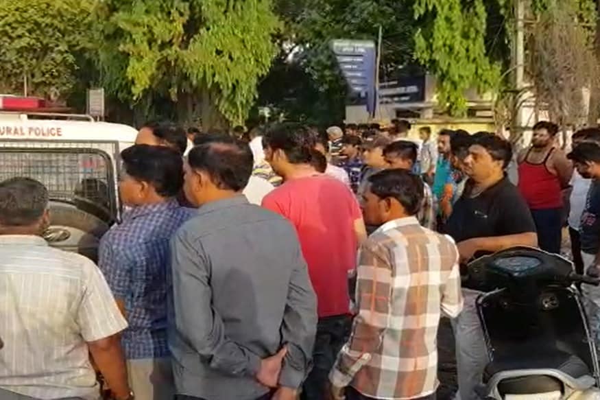 આ મામલે મળતી માહિતી પ્રમાણે પાદરા-વડોદરા હાઇવે પર આજે સવારે પાદરામાં આવેલા મહાકાળી મંદિરનાં પૂજારીનું અકસ્માતમાં મોત નીપજ્યું છે. તેઓ એક્ટિવા પર મંદિરેથી સાંગમાં તરફ જઈ રહ્યા હતા ત્યાં જ પાછળથી ટેન્કરે અડફેટે લેતા તેમનું ઘટના સ્થળે જ મોત નીપજ્યું છે. આ મામલે મળતી માહિતી પ્રમાણે પાદરા-વડોદરા હાઇવે પર આજે સવારે પાદરામાં આવેલા મહાકાળી મંદિરનાં પૂજારીનું અકસ્માતમાં મોત નીપજ્યું છે. તેઓ એક્ટિવા પર મંદિરેથી સાંગમાં તરફ જઈ રહ્યા હતા ત્યાં જ પાછળથી ટેન્કરે અડફેટે લેતા તેમનું ઘટના સ્થળે જ મોત નીપજ્યું છે.
