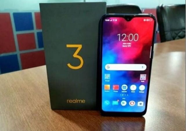 Realme C2 ડાયમંડ કટ્ટ ડિઝાઇન સાથે આવે છે.જે લેસર કટ ટેક્નોલૉજી અને ત્રણ-લેયર પેઇન્ટબૉઝ સાથે બનાવલો છે. ભારતમાં તેની શરુઆતી કિંમત 5, 999 રુપિયાછે. Realme C2 ડાયમંડ કટ્ટ ડિઝાઇન સાથે આવે છે.જે લેસર કટ ટેક્નોલૉજી અને ત્રણ-લેયર પેઇન્ટબૉઝ સાથે બનાવલો છે. ભારતમાં તેની શરુઆતી કિંમત 5, 999 રુપિયાછે.