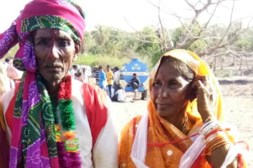ઉત્તર ગુજરાતના સાબરકાઠા જિલ્લાના માલવાસ ગામે અનોખું લગ્ન થયું હતું. આ લગ્નંમાં એક 75 વર્ષના વરરાજા ગમના ભાઈએ 70 વર્ષની કન્યા વણઝારી દેવી સાથે ફેરા લીધા હતા. વર કન્યા બંને 60 વર્ષથી લિવ ઇન રિલેશનશીપમાં રહેતા હતા અને ત્યારબાદ લગ્ન કર્યુ હતું. ઉત્તર ગુજરાતના સાબરકાઠા જિલ્લાના માલવાસ ગામે અનોખું લગ્ન થયું હતું. આ લગ્નંમાં એક 75 વર્ષના વરરાજા ગમના ભાઈએ 70 વર્ષની કન્યા વણઝારી દેવી સાથે ફેરા લીધા હતા. વર કન્યા બંને 60 વર્ષથી લિવ ઇન રિલેશનશીપમાં રહેતા હતા અને ત્યારબાદ લગ્ન કર્યુ હતું.