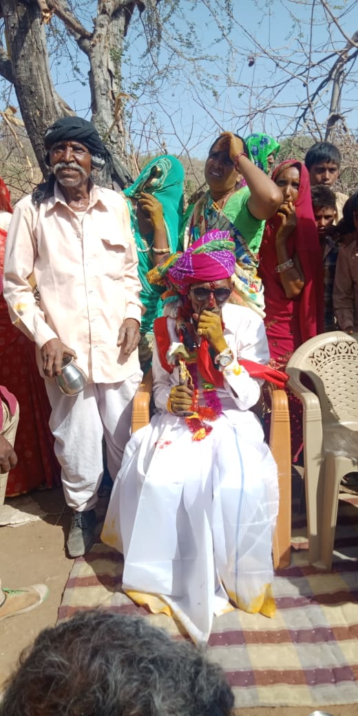 સાબરકાઠાના આદિવાસી પૌશીના તાલુકામાં 60 વર્ષના લીવ ઇન રિલેશનશીપ બાદ એક દાદા દાદીએ લગ્ન કર્યુ હતું જેમાં તેમના પૌત્રો પણ નાચ્યા હતા. સાબરકાઠાના આદિવાસી પૌશીના તાલુકામાં 60 વર્ષના લીવ ઇન રિલેશનશીપ બાદ એક દાદા દાદીએ લગ્ન કર્યુ હતું જેમાં તેમના પૌત્રો પણ નાચ્યા હતા.
