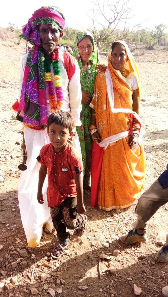 આ જોડાને લિવ ઇન રિલેશનશીપ થકી 9 સંતાનો થયા છે. તેમના તમામ પુત્રોએ પણ લગ્નમાં હાજરી આપી હતી. ગમના ભાઈ અને વણઝારી બહેનને 6 દીકરા અને 3 દિકરી છે. આ જોડાને લિવ ઇન રિલેશનશીપ થકી 9 સંતાનો થયા છે. તેમના તમામ પુત્રોએ પણ લગ્નમાં હાજરી આપી હતી. ગમના ભાઈ અને વણઝારી બહેનને 6 દીકરા અને 3 દિકરી છે.