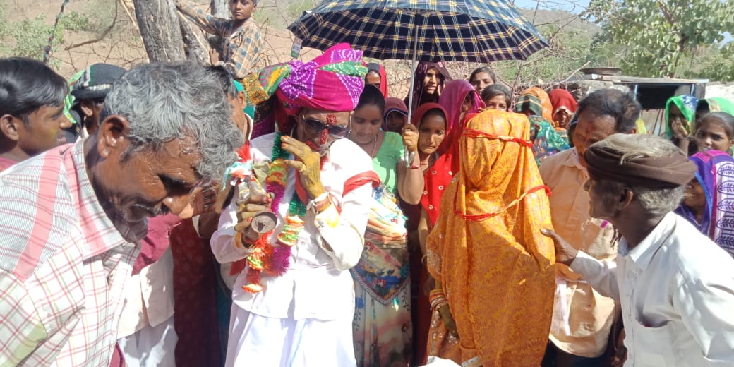 હાલના સમયમાં લિવ ઇન રિલેશનશીપ નવી બાબત છે પરંતુ આદિવાસી પરંરાપરમાં આ સદાકાળથી ચાલી આવતી પ્રથા છે. હાલના સમયમાં લિવ ઇન રિલેશનશીપ નવી બાબત છે પરંતુ આદિવાસી પરંરાપરમાં આ સદાકાળથી ચાલી આવતી પ્રથા છે.