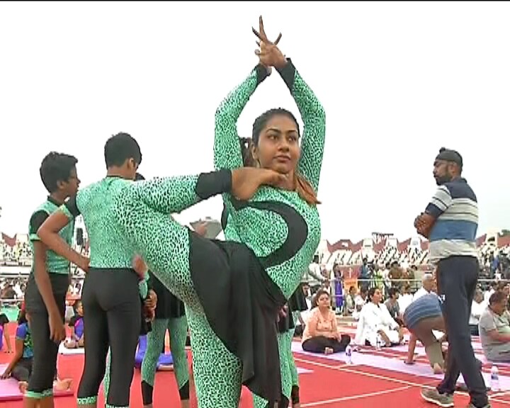 આ કાર્યક્રમમાં જીમાનસ્ટ પ્લેયર્સે આકર્ષણ જમાવ્યું હતું તેમણે પોતાની ફિટનેસ દર્શાવતા યોગ કર્યા હતા. આ કાર્યક્રમમાં જીમાનસ્ટ પ્લેયર્સે આકર્ષણ જમાવ્યું હતું તેમણે પોતાની ફિટનેસ દર્શાવતા યોગ કર્યા હતા.