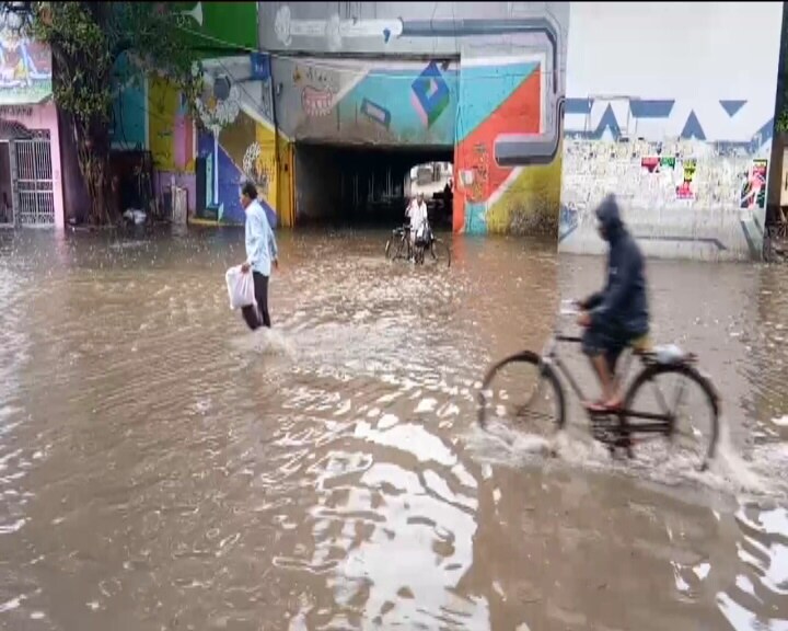 વડોદરા શહેરના રેલેવ સ્ટેશનની બહાર આવેલું આ ગરનાળું શહેરના પશ્ચિમ વિસ્તારમાં જવા માટેનું મુખ્ય પ્રવેશ દ્વારા છે. તંત્ર દ્વારા અવારનવાર કામગીરીના દાવા કરવામાં આવતા હોવા છતાં થોડાક વરસાદમાં પણ તે ઓવરફ્લો થઈ જાય છે. વડોદરા શહેરના રેલેવ સ્ટેશનની બહાર આવેલું આ ગરનાળું શહેરના પશ્ચિમ વિસ્તારમાં જવા માટેનું મુખ્ય પ્રવેશ દ્વારા છે. તંત્ર દ્વારા અવારનવાર કામગીરીના દાવા કરવામાં આવતા હોવા છતાં થોડાક વરસાદમાં પણ તે ઓવરફ્લો થઈ જાય છે.