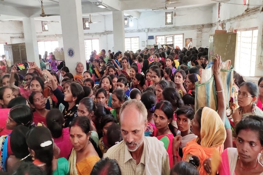 પોસ્ટ ઓફિસના અધિકારી વિનોદ કુમાર પંડિતે જણાવ્યું કે, હાલમાં એક ફોર્મ જમા કરાવવા માટે લોકોની ભીડ ઉમટી રહી છે. લોકો આ ફોર્મ દિલ્હી મોકલી રહ્યા છે. સંખ્યા વધારે હોવાના કારણે વિશેષ વ્યવસ્થા કરવામાં આવી છે. આ વ્યવસ્થામાં વધુ કર્મચાઓ ગોઠવવામાં આવ્યા છે. પરંતુ પોસ્ટ અધીક્ષક કાર્યાલયમાં આ અભિયાન સંબંધિત કોઈ પણ પ્રકારની આવી યોજનાની જાણકારી નથી. તો પણ મોટી સંખ્યામાં લોકો ફોર્મ જમા કરાવી રહ્યા છે. ફોર્મ જમા નહી કરવા માટે કોઈને ના નથી પાડી શકતા. તેથી પોસ્ટ ઓફિસમાં વિશેષ વ્યવસ્થા કરવામાં આવી છે. એવામાં ભીડને કાબૂ કરવી મોટી સમસ્યા બની ગઈ છે. પોસ્ટ ઓફિસના અધિકારી વિનોદ કુમાર પંડિતે જણાવ્યું કે, હાલમાં એક ફોર્મ જમા કરાવવા માટે લોકોની ભીડ ઉમટી રહી છે. લોકો આ ફોર્મ દિલ્હી મોકલી રહ્યા છે. સંખ્યા વધારે હોવાના કારણે વિશેષ વ્યવસ્થા કરવામાં આવી છે. આ વ્યવસ્થામાં વધુ કર્મચાઓ ગોઠવવામાં આવ્યા છે. પરંતુ પોસ્ટ અધીક્ષક કાર્યાલયમાં આ અભિયાન સંબંધિત કોઈ પણ પ્રકારની આવી યોજનાની જાણકારી નથી. તો પણ મોટી સંખ્યામાં લોકો ફોર્મ જમા કરાવી રહ્યા છે. ફોર્મ જમા નહી કરવા માટે કોઈને ના નથી પાડી શકતા. તેથી પોસ્ટ ઓફિસમાં વિશેષ વ્યવસ્થા કરવામાં આવી છે. એવામાં ભીડને કાબૂ કરવી મોટી સમસ્યા બની ગઈ છે.