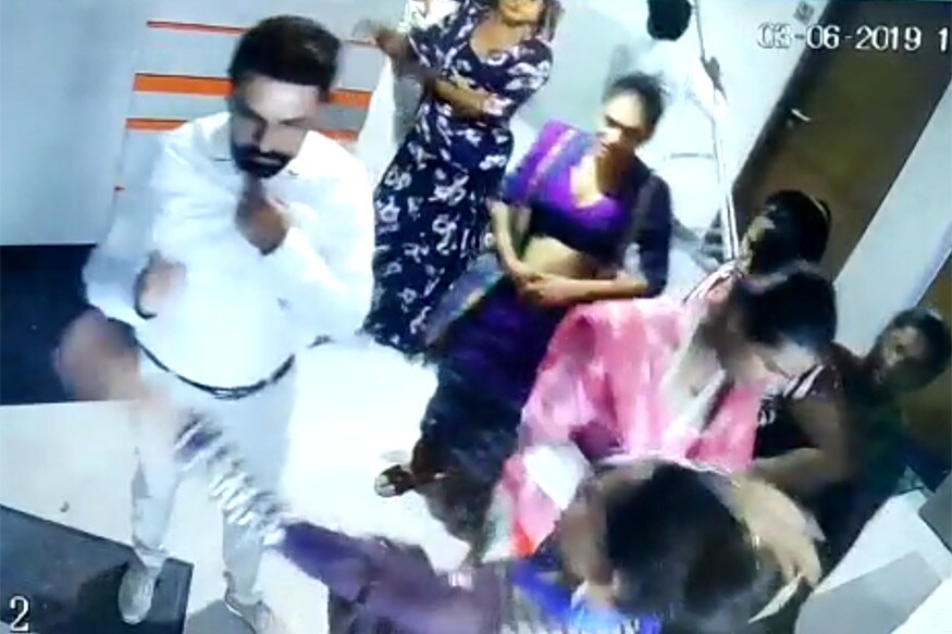 મળતી માહિતી પ્રમાણે શહેરના એક આર્કિટેકે રાજપથ ક્લબ પાસે નવી ઓફિસ ખોલી હતી. જે બાદમાં કિન્નરોએ ઓફિસ ખાતે આવીને બોનસની માંગણી કરી હતી. કિન્નરો તરફથી રૂ. 30 હજાર જેટલી મોટી રકમની માંગણી કરવામાં આવતા આર્કિટેકે રકમ આપવાનો ઇન્કાર કર્યો હતો. મળતી માહિતી પ્રમાણે શહેરના એક આર્કિટેકે રાજપથ ક્લબ પાસે નવી ઓફિસ ખોલી હતી. જે બાદમાં કિન્નરોએ ઓફિસ ખાતે આવીને બોનસની માંગણી કરી હતી. કિન્નરો તરફથી રૂ. 30 હજાર જેટલી મોટી રકમની માંગણી કરવામાં આવતા આર્કિટેકે રકમ આપવાનો ઇન્કાર કર્યો હતો.