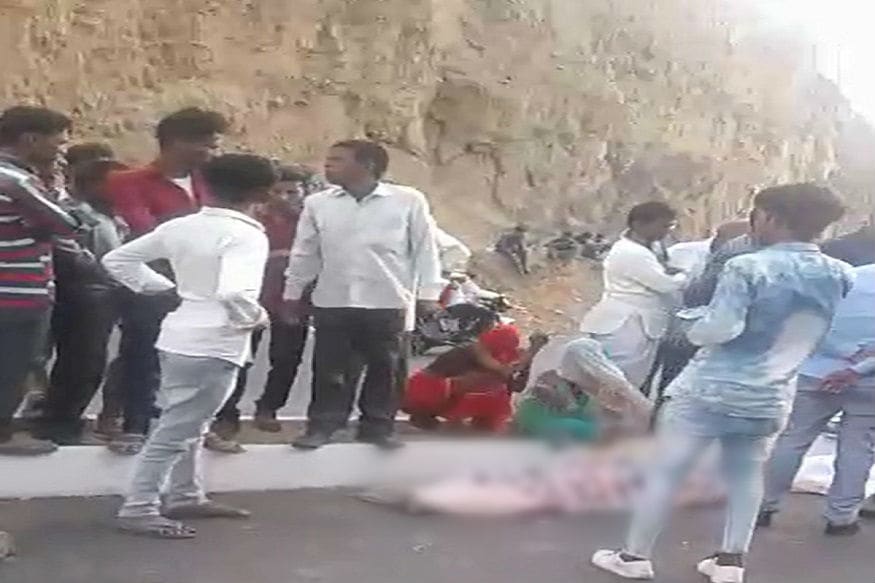 અકસ્માતની ઘટનાની જાણ અન્ય રાહદારીઓએ કરતા પોલીસ અને એમ્બ્યુલન્સ ઘટના સ્થળ પર આવી પહોંચી હતી, પરંતુ ત્યાં સુધીમાં તો ત્રણે લોકોના મોત થઈ ચુક્યા હતા. પોલીસે અકસ્માતની ઘટના કેવી રીતે થઈ તે જાણવાની કોશિસ કરી અજાણ્યા વાહન ચાલક સામે ગુનો નોંધી તેને શોધવા ચક્રોગતિમાન કર્યા છે. અકસ્માતની ઘટનાની જાણ અન્ય રાહદારીઓએ કરતા પોલીસ અને એમ્બ્યુલન્સ ઘટના સ્થળ પર આવી પહોંચી હતી, પરંતુ ત્યાં સુધીમાં તો ત્રણે લોકોના મોત થઈ ચુક્યા હતા. પોલીસે અકસ્માતની ઘટના કેવી રીતે થઈ તે જાણવાની કોશિસ કરી અજાણ્યા વાહન ચાલક સામે ગુનો નોંધી તેને શોધવા ચક્રોગતિમાન કર્યા છે.