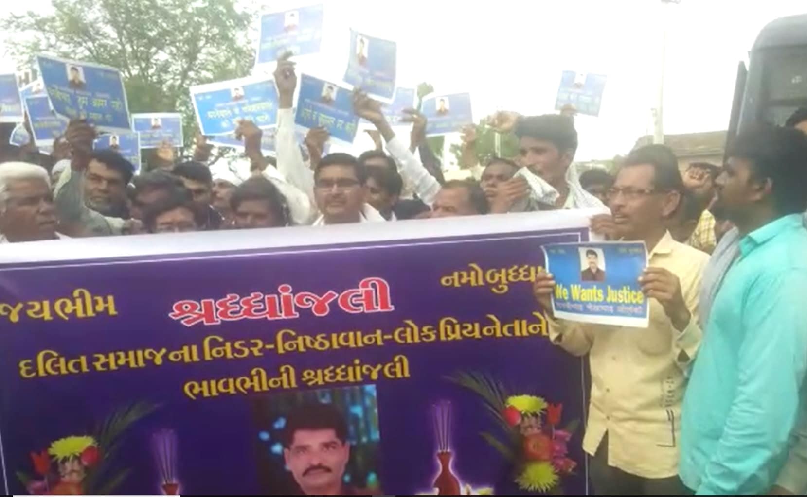 બોટાદ જિલ્લાનાં રાણપુરનાં જાળીલા ગામ પાસે બાઇક પર જતાં ગામનાં ઉપસરપંચ અને સરપંચનાં પતિ મનુભાઇ સોલંકીને એક ટોળાએ માર મારીને ગંભીર ઇજા પહોંચાડી હતી. જે બાદ તેમને અમદાવાદમાં સારવાર માટે લઇ જવાયા બાદ સારવાર દરમિયાન તેમનું મોત નીપજ્યું હતું. આ બનાવને પગલે સમગ્ર પંથકમાં ચકચાર મચી જવા પામી હતી. રાણપુર પોલીસે 9 શખ્સો વિરુધ્ધ ગુનો નોંધ્યો હતો. જેમાં 8 આરોપીની અટકાયત કરવામાં આવી હતી. મૃતકના પરિવારજનો સાથે ધારાસભ્ય અને સેકટર 2 જેસીપી, ડીસીપી, એસ.પી સહિત પોલીસ અધિકારી વચ્ચે બેઠક થઇ હતી. જેમાં પરિવારની તમામ માંગણીઓ સ્વીકારવામાં આવી છે. સરકાર લેખિતમાં માંગણીઓ સ્વીકારવા તૈયાર થઈ છે. માંગણી સ્વીકારી લેવામાં આવતા પરિવાર મૃતદેહ સ્વીકાર્યો હતો. આજે સવારે તેમના અંતિમ સંસ્કાર કરવામાં આવ્યાં છે. બોટાદ જિલ્લાનાં રાણપુરનાં જાળીલા ગામ પાસે બાઇક પર જતાં ગામનાં ઉપસરપંચ અને સરપંચનાં પતિ મનુભાઇ સોલંકીને એક ટોળાએ માર મારીને ગંભીર ઇજા પહોંચાડી હતી. જે બાદ તેમને અમદાવાદમાં સારવાર માટે લઇ જવાયા બાદ સારવાર દરમિયાન તેમનું મોત નીપજ્યું હતું. આ બનાવને પગલે સમગ્ર પંથકમાં ચકચાર મચી જવા પામી હતી. રાણપુર પોલીસે 9 શખ્સો વિરુધ્ધ ગુનો નોંધ્યો હતો. જેમાં 8 આરોપીની અટકાયત કરવામાં આવી હતી. મૃતકના પરિવારજનો સાથે ધારાસભ્ય અને સેકટર 2 જેસીપી, ડીસીપી, એસ.પી સહિત પોલીસ અધિકારી વચ્ચે બેઠક થઇ હતી. જેમાં પરિવારની તમામ માંગણીઓ સ્વીકારવામાં આવી છે. સરકાર લેખિતમાં માંગણીઓ સ્વીકારવા તૈયાર થઈ છે. માંગણી સ્વીકારી લેવામાં આવતા પરિવાર મૃતદેહ સ્વીકાર્યો હતો. આજે સવારે તેમના અંતિમ સંસ્કાર કરવામાં આવ્યાં છે.