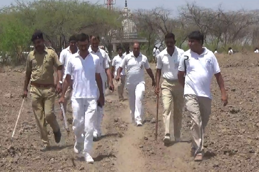  પ્રકાશ સોલંકી, બોટાદ:  બોટાદ જિલ્લાના અનેક ગામમાં દારુની હાટડીઓ પર પોલીસના દરોડા પાડવામાં આવ્યા, જેમાં એક મહિલા બુટલેગરના ઘરેથી 6 લાખ રોકડા પણ મળી આવ્યા. જિલ્લા પોલીસ વડા સહિતનો પોલીસ કાફલો દરોડામા જોડાયો હતો. રાણપુર, ચોકડી, બરવાળા સહિતના ગામોમાં પોલીસે મેગા ડ્રાઈવ કરી દરોડા પાડ્યા.