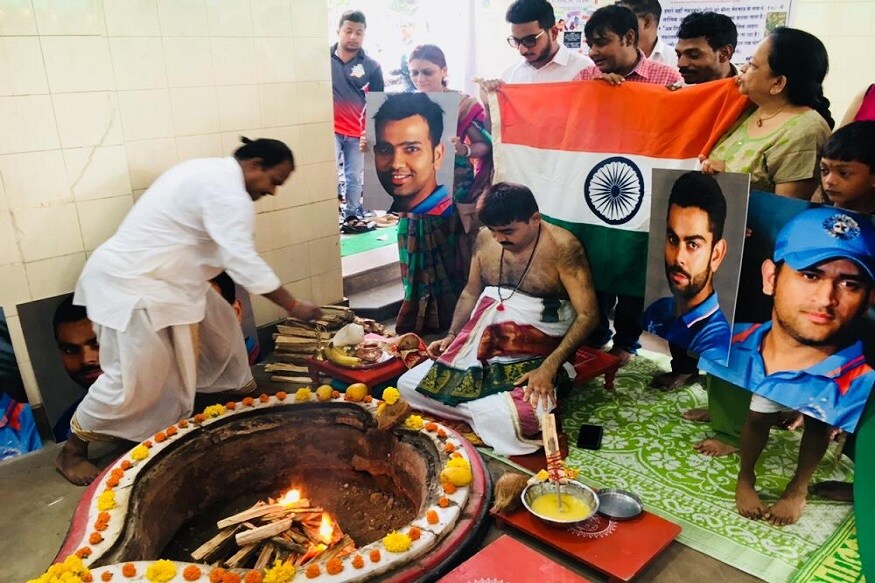 આજે ભારત અને પાકિસ્તાન વચ્ચેની મેચનો જુસ્સો આખા દેશ પર છે. મુંબઇમાં ટીમ ઇન્ડિયાની જીતની કામના સાથે હવન કરવામાં આવ્યો છે. મુંબઇનાં બોરીવલ્લી વિસ્તારમાં કરાયલા સિદ્ધયાન હવન કરવામાં આવ્યો છે. (PHOTO: News18) આજે ભારત અને પાકિસ્તાન વચ્ચેની મેચનો જુસ્સો આખા દેશ પર છે. મુંબઇમાં ટીમ ઇન્ડિયાની જીતની કામના સાથે હવન કરવામાં આવ્યો છે. મુંબઇનાં બોરીવલ્લી વિસ્તારમાં કરાયલા સિદ્ધયાન હવન કરવામાં આવ્યો છે. (PHOTO: News18)