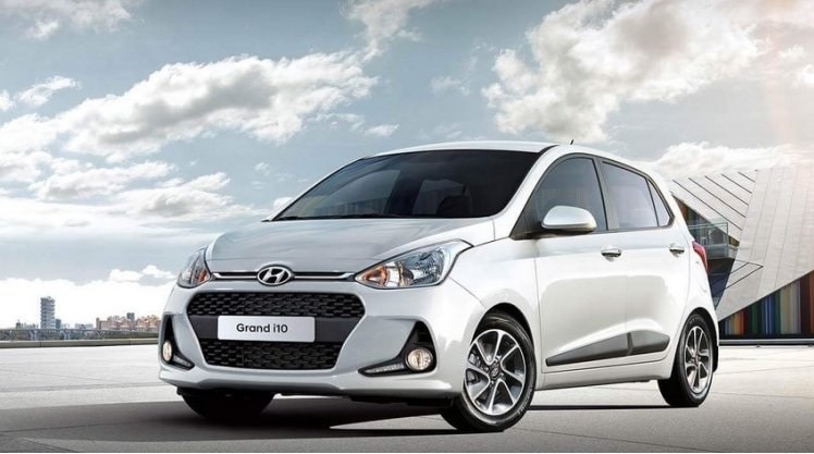 હાલ Hyundai Grand i10 2013 થી જ સેલમાં હાજર છે અને નવા મોડલ આવતા મહિનાઓમાં ઉતારી શકાય છે. આ દરમિયાન હ્યુન્ડાઇ ડીલરો ગ્રાન્ડ આઈ 10 ના પેટ્રોલ અને ડીઝલ બંને વેરિયેન્ટ્સ પર રૂ. 1 લાખ સુધીની ડિસ્કાઉન્ટ ઓફર કરી રહ્યા છે. તેની ટક્કર ફોર્ડ ફિગો અને મારુતિ સુઝુકીની સ્વીફ્ટ સાથે છે. હાલ Hyundai Grand i10 2013 થી જ સેલમાં હાજર છે અને નવા મોડલ આવતા મહિનાઓમાં ઉતારી શકાય છે. આ દરમિયાન હ્યુન્ડાઇ ડીલરો ગ્રાન્ડ આઈ 10 ના પેટ્રોલ અને ડીઝલ બંને વેરિયેન્ટ્સ પર રૂ. 1 લાખ સુધીની ડિસ્કાઉન્ટ ઓફર કરી રહ્યા છે. તેની ટક્કર ફોર્ડ ફિગો અને મારુતિ સુઝુકીની સ્વીફ્ટ સાથે છે.