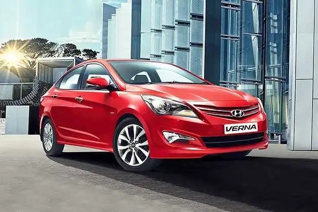 Hyundai Verna -લેટેસ્ટ જનરેશનની વેરનામાં ચારએન્જિન ઓપ્શન 100hp 1.4 પેટ્રોલ, 90hp 1.4 ડીઝલ, 123hp 1.6 પેટ્રોલ અન્ય એક 128hp 1.6 ડીઝલ (1.6-લીટર એન્જિન સાથે 6-સ્પીડ ઓટોમેટિક ગિયરબોક્સનો ઓપ્શન મળે છે) . તેની ટક્કર બજારમાં હોન્ડા સિટી, મારુતિ Ciaz અને ટોયોટા Yaris માટે સાથે છે. આ કાર પર 60,000 રૂપિયાનો ફાયદો ગ્રાહકોને આપવામાં આવી રહ્યો છે. Hyundai Verna -લેટેસ્ટ જનરેશનની વેરનામાં ચારએન્જિન ઓપ્શન 100hp 1.4 પેટ્રોલ, 90hp 1.4 ડીઝલ, 123hp 1.6 પેટ્રોલ અન્ય એક 128hp 1.6 ડીઝલ (1.6-લીટર એન્જિન સાથે 6-સ્પીડ ઓટોમેટિક ગિયરબોક્સનો ઓપ્શન મળે છે) . તેની ટક્કર બજારમાં હોન્ડા સિટી, મારુતિ Ciaz અને ટોયોટા Yaris માટે સાથે છે. આ કાર પર 60,000 રૂપિયાનો ફાયદો ગ્રાહકોને આપવામાં આવી રહ્યો છે.