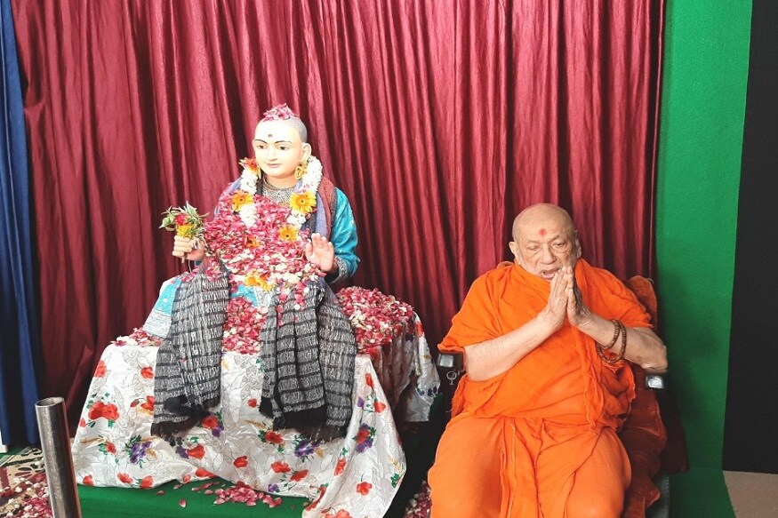 આ પ્રસંગે કુમકુમ મંદિરના સાધુ પ્રેમવત્સલદાસજીએ જણાવ્યું હતું કે, શ્રી સ્વામિનારાયણ ભગવાને અનેક સામાજીક અને ધાર્મિક કર્યો માત્ર ૨૮ વર્ષના સમયગાળામાં કર્યા અને અનેક મંદિરો - શાસ્ત્રો - સંતો બનાવીને જનસમાજનું ઉત્થાન કર્યું છે અને ભારતીય સંસ્કૃતિને ટકાવી રાખવા માટે અને તેનું સંવર્ધન કરવા રાત્રી દિવસ ગુજરાતના ગામડે ગામડે વિચરણ કર્યું છે. આ પ્રસંગે કુમકુમ મંદિરના સાધુ પ્રેમવત્સલદાસજીએ જણાવ્યું હતું કે, શ્રી સ્વામિનારાયણ ભગવાને અનેક સામાજીક અને ધાર્મિક કર્યો માત્ર ૨૮ વર્ષના સમયગાળામાં કર્યા અને અનેક મંદિરો - શાસ્ત્રો - સંતો બનાવીને જનસમાજનું ઉત્થાન કર્યું છે અને ભારતીય સંસ્કૃતિને ટકાવી રાખવા માટે અને તેનું સંવર્ધન કરવા રાત્રી દિવસ ગુજરાતના ગામડે ગામડે વિચરણ કર્યું છે.