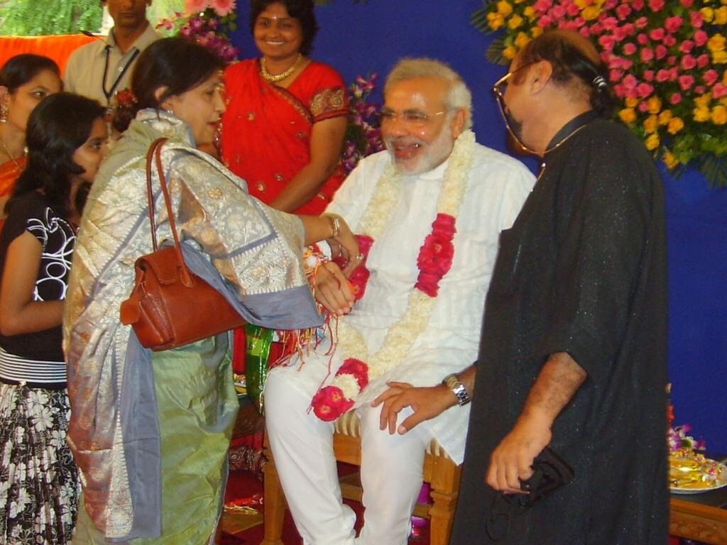એક કિસ્સો પણ ખાસ છે. મહેસાણા જીલ્લાના ગોજારીયામાં મોદીની સભા હતી, તે સમયે તે ગુજરાતના મુખ્યમંત્રી હતા. ત્યાં સુરક્ષા ડ્યુટી પર હાજર એક કોન્સ્ટેબલ પર તેમની નજર પડી અને તેને ઈશારાથી મંચ પર બોલાવ્યો. આસપાસ તમામ ઉભા રહેલા લોકો આશ્ચર્યમાં હતા કે આ શું થઈ રહ્યું છે. નજીક આવવા પર નશીબ ખાન નામના કોન્સ્ટેબલને મોદીએ નામથી બોલાવ્યો અને હાલ-ચાલ પુછ્યા. ત્યારે લોકોને ખબર પડી કે, રાજ્યના શક્તિશાળી મુખ્યમંત્રી તે કોન્સ્ટેબલને ખુલીને મળ્યા, પરંતુ સાર્વજનિક રીતે તેની સાથે નજીકનો સંબંધ હોવાનું પણ કહ્યું. કેમ કે, બાળપણમાં તે કોન્સ્ટેબલ તેમની સાથે એક જ સ્કૂલમાં એક જ ક્લાસમાં ભણતો હતો. એક કિસ્સો પણ ખાસ છે. મહેસાણા જીલ્લાના ગોજારીયામાં મોદીની સભા હતી, તે સમયે તે ગુજરાતના મુખ્યમંત્રી હતા. ત્યાં સુરક્ષા ડ્યુટી પર હાજર એક કોન્સ્ટેબલ પર તેમની નજર પડી અને તેને ઈશારાથી મંચ પર બોલાવ્યો. આસપાસ તમામ ઉભા રહેલા લોકો આશ્ચર્યમાં હતા કે આ શું થઈ રહ્યું છે. નજીક આવવા પર નશીબ ખાન નામના કોન્સ્ટેબલને મોદીએ નામથી બોલાવ્યો અને હાલ-ચાલ પુછ્યા. ત્યારે લોકોને ખબર પડી કે, રાજ્યના શક્તિશાળી મુખ્યમંત્રી તે કોન્સ્ટેબલને ખુલીને મળ્યા, પરંતુ સાર્વજનિક રીતે તેની સાથે નજીકનો સંબંધ હોવાનું પણ કહ્યું. કેમ કે, બાળપણમાં તે કોન્સ્ટેબલ તેમની સાથે એક જ સ્કૂલમાં એક જ ક્લાસમાં ભણતો હતો.
