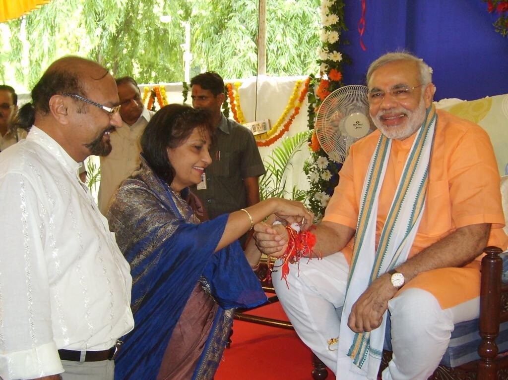 ગુજરાતના આ કિસ્સાઓ તો એક બાજુ, મોદીએ જ્યારે 2014માં પહેલી વખત પ્રધાનમંત્રી બનીને દેશની કમાન સંભાળી, તે સમયે કેટલાએ લોકોના મનમાં શંકા હતી કે, તે મુસ્લીમ અધિકારીઓનું શું થશે, જે યૂપીએ સરકારમાં મોટા પદ પર રહેલા હતા અને કોંગ્રેસી નેતાઓના નજીકના માનવામાં આવતા હતા. તેમાં આઈબીના તત્કાલીન પ્રમુખ આસિફ ઈબ્રાહિમ પણ હતા, જેમને આઈબીના કેટલાએ વરિષ્ઠ અધિકારીઓને સુપરસીડ કરી પ્રમુખ ખુરશી પર મનમોહન સિંહની આગેવાની વાળી સરકારે બેસાડ્યા હતા. ઈબ્રાહિમ એક સમયે કોંગ્રેસના પ્રમુખ નેતા માધવરાય સિંઘિયાના પ્રાઈવેટ સચિવ પણ રહી ચુક્યા હતા, જ્યારે સિંઘીયા કેન્દ્રમાં મંત્રી હતા. પરંતુ, મોદીએ તેમને તે પદ પર જ રહેવા દીધા, પરંતુ રિટાયરમેન્ટ બાદ તેમને અરબ દેશો માટે પોતાના ખાસ દૂત તરીકે નિયુક્ત કર્યા.<br />આવી જ પરસ્થિતિ વિદેશ મંત્રાલયના તત્કાલિન પ્રવક્તા અને હાલાં સંયુક્ત રાષ્ટ્રમાં ભારતના સ્થાયી પ્રતિનીધિ સૈયદ અકબરૂદ્દીનની હતી. પ્રવક્તા વિદેશ મંત્રાલયનો ચહેરો હોય છે, જે મહત્વપૂર્ણ નીતિગત વિ।યો પર સરકારનો પક્ષ પૂરી દુનિયા સામે રાખે છે. બીજેપીની પૂર્ણ બહુમતીવાળી સરકારનો પક્ષ આંતરરાષ્ટ્રીય જગત સામે ક્યાં સુધી રાખી શકશે અકબરૂદ્દીન, તે મોટો પ્રશ્ન હતો મે 2014માં. પરંતુ, મોદીએ અકબરૂદ્દીનને માત્ર તે પદ પર જ ન રાખ્યા પરંતુ વિદેશી પ્રવાસમાં સાથે પણ રાખ્યા. અને તેમનું મહત્વ પણ મોટુ કરતા ગયા. અને સંયુક્ત રાષ્ટ્રમાં ભારતના પ્રતિનિધિ નિયુક્ત કર્યા, જે ભૂમિકા અકબરૂદ્દીન આજે પણ નિભાવી રહ્યા છે. ગુજરાતના આ કિસ્સાઓ તો એક બાજુ, મોદીએ જ્યારે 2014માં પહેલી વખત પ્રધાનમંત્રી બનીને દેશની કમાન સંભાળી, તે સમયે કેટલાએ લોકોના મનમાં શંકા હતી કે, તે મુસ્લીમ અધિકારીઓનું શું થશે, જે યૂપીએ સરકારમાં મોટા પદ પર રહેલા હતા અને કોંગ્રેસી નેતાઓના નજીકના માનવામાં આવતા હતા. તેમાં આઈબીના તત્કાલીન પ્રમુખ આસિફ ઈબ્રાહિમ પણ હતા, જેમને આઈબીના કેટલાએ વરિષ્ઠ અધિકારીઓને સુપરસીડ કરી પ્રમુખ ખુરશી પર મનમોહન સિંહની આગેવાની વાળી સરકારે બેસાડ્યા હતા. ઈબ્રાહિમ એક સમયે કોંગ્રેસના પ્રમુખ નેતા માધવરાય સિંઘિયાના પ્રાઈવેટ સચિવ પણ રહી ચુક્યા હતા, જ્યારે સિંઘીયા કેન્દ્રમાં મંત્રી હતા. પરંતુ, મોદીએ તેમને તે પદ પર જ રહેવા દીધા, પરંતુ રિટાયરમેન્ટ બાદ તેમને અરબ દેશો માટે પોતાના ખાસ દૂત તરીકે નિયુક્ત કર્યા.<br />આવી જ પરસ્થિતિ વિદેશ મંત્રાલયના તત્કાલિન પ્રવક્તા અને હાલાં સંયુક્ત રાષ્ટ્રમાં ભારતના સ્થાયી પ્રતિનીધિ સૈયદ અકબરૂદ્દીનની હતી. પ્રવક્તા વિદેશ મંત્રાલયનો ચહેરો હોય છે, જે મહત્વપૂર્ણ નીતિગત વિ।યો પર સરકારનો પક્ષ પૂરી દુનિયા સામે રાખે છે. બીજેપીની પૂર્ણ બહુમતીવાળી સરકારનો પક્ષ આંતરરાષ્ટ્રીય જગત સામે ક્યાં સુધી રાખી શકશે અકબરૂદ્દીન, તે મોટો પ્રશ્ન હતો મે 2014માં. પરંતુ, મોદીએ અકબરૂદ્દીનને માત્ર તે પદ પર જ ન રાખ્યા પરંતુ વિદેશી પ્રવાસમાં સાથે પણ રાખ્યા. અને તેમનું મહત્વ પણ મોટુ કરતા ગયા. અને સંયુક્ત રાષ્ટ્રમાં ભારતના પ્રતિનિધિ નિયુક્ત કર્યા, જે ભૂમિકા અકબરૂદ્દીન આજે પણ નિભાવી રહ્યા છે.