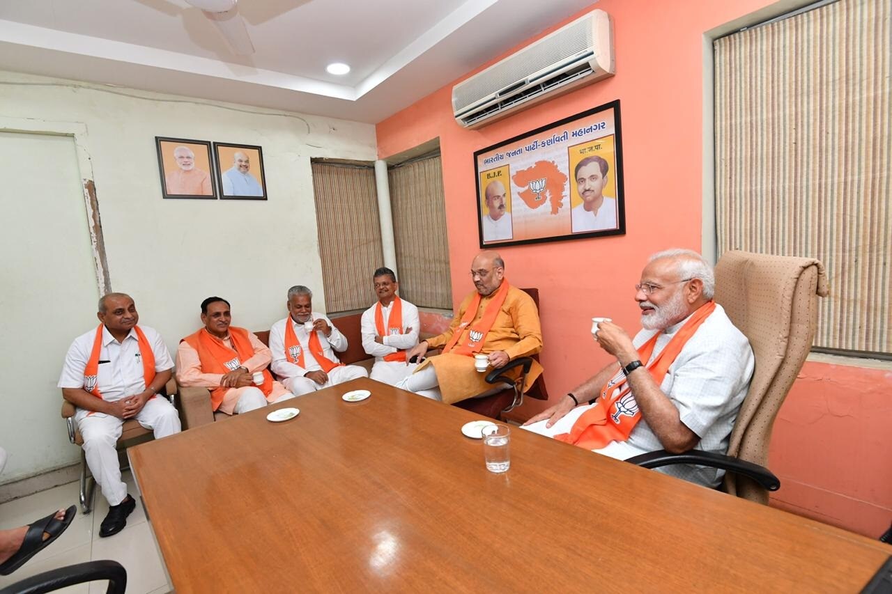વડનગરથી લઈ ગાંધીનગર અને અમદાવાદથી લઈ દિલ્હી સુધી આવા કેટલાએ ઉદાહરણ છે, જે એ બતાવવા માટે ઘણા છે કે સામાન્ય ધારણા કરતા ઉલટા મોદીનો સંબંધ મુસ્લીમ પરિવારો અથવા પછી અધિકારીઓ સાથે કેવો રહ્યો છે. કેવી રીતે વિશ્વાસ કરે છે તેમના પર. મોદી હંમેશા મુસ્લીમના વોરા સમાજના કાર્યક્રમોમાં જાય છે. તેમના આ સંબંધોમાં રમખાણો બાદ કે પ્રધાનમંત્રી બન્યા બાદ પણ કોઈ ફેરફાર નથી આવ્યો. તેમણે 2019ની ચૂંટણી જીત્યા બાદ હવે એ કહ્યું છે કે, સબકા સાથ, સબકા વિકાસ બાદ હવે તે સબકા વિશ્વાસ જીતવા માંગે છે. વડનગરથી લઈ ગાંધીનગર અને અમદાવાદથી લઈ દિલ્હી સુધી આવા કેટલાએ ઉદાહરણ છે, જે એ બતાવવા માટે ઘણા છે કે સામાન્ય ધારણા કરતા ઉલટા મોદીનો સંબંધ મુસ્લીમ પરિવારો અથવા પછી અધિકારીઓ સાથે કેવો રહ્યો છે. કેવી રીતે વિશ્વાસ કરે છે તેમના પર. મોદી હંમેશા મુસ્લીમના વોરા સમાજના કાર્યક્રમોમાં જાય છે. તેમના આ સંબંધોમાં રમખાણો બાદ કે પ્રધાનમંત્રી બન્યા બાદ પણ કોઈ ફેરફાર નથી આવ્યો. તેમણે 2019ની ચૂંટણી જીત્યા બાદ હવે એ કહ્યું છે કે, સબકા સાથ, સબકા વિકાસ બાદ હવે તે સબકા વિશ્વાસ જીતવા માંગે છે.