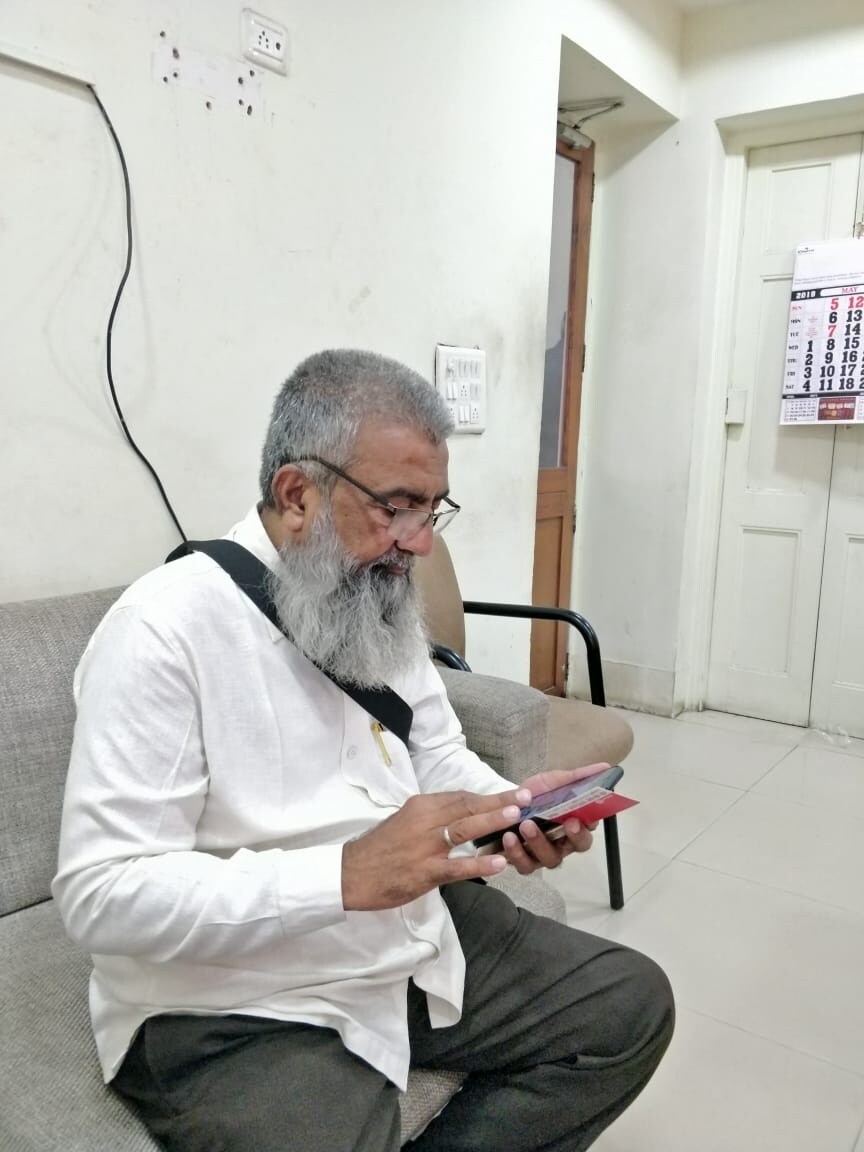 કમર, મોહસિન, યૂસુપ, ઈબ્રાહિમ અને અકબર જેવા લોકો આ પુરાવા માટે હાલ પણ હાજર છે કે, નારા તો હવે લાગી રહ્યા છે, પરંતુ મોદી તેમનો વિશ્વાસ પહેલા જ જીતી ચુક્યા છે. આ લોકોને ક્યારે પણ નથી લાગ્યું કે, મુસ્લીમ હોવાના કારણે ક્યારે પણ મોદીએ તેમના સાથેના સંબંધથી દૂર રહ્યા. પરંતુ તેમને ગળે લગાવી અપનાવી લીધા, અને તે પણ લાંબા સમયથી.<br />આમાંથી મોટા ભાગના સંબંધ ત્યારના છે, જ્યારે રાજકીય કોઈ ફાયદો પણ ન હતો. એવાાં હવે મોદી જ્યારે સબકા સાથ, સબકા વિકાસ અને સબકા વિશ્વાસની વાત કરી રહ્યા છે, તો આ ચહેરા પ્રમાણપત્ર તરીકે પહેલાથી હાજર છે. પ્રમામ બાદ હવે વિશ્વાસના વિસ્તારનો વારો છે, અને મોદી તેના માટે તૈયાર પણ છે. સંસદનું કેન્દ્રીય કક્ષ તેનું સાક્ષી છે અને લગભગ ડઝનથી વધારે તે મુસ્લીમ દેશ પણ, જેમના દેશનું સર્વોચ્ચ નાગરીક સન્માન મોદી પહેલાથી જ મેળવી ઈસ્લામની દુનિયામાં પોતાનું નામ બનાવી ચુક્યા છે. કમર, મોહસિન, યૂસુપ, ઈબ્રાહિમ અને અકબર જેવા લોકો આ પુરાવા માટે હાલ પણ હાજર છે કે, નારા તો હવે લાગી રહ્યા છે, પરંતુ મોદી તેમનો વિશ્વાસ પહેલા જ જીતી ચુક્યા છે. આ લોકોને ક્યારે પણ નથી લાગ્યું કે, મુસ્લીમ હોવાના કારણે ક્યારે પણ મોદીએ તેમના સાથેના સંબંધથી દૂર રહ્યા. પરંતુ તેમને ગળે લગાવી અપનાવી લીધા, અને તે પણ લાંબા સમયથી.<br />આમાંથી મોટા ભાગના સંબંધ ત્યારના છે, જ્યારે રાજકીય કોઈ ફાયદો પણ ન હતો. એવાાં હવે મોદી જ્યારે સબકા સાથ, સબકા વિકાસ અને સબકા વિશ્વાસની વાત કરી રહ્યા છે, તો આ ચહેરા પ્રમાણપત્ર તરીકે પહેલાથી હાજર છે. પ્રમામ બાદ હવે વિશ્વાસના વિસ્તારનો વારો છે, અને મોદી તેના માટે તૈયાર પણ છે. સંસદનું કેન્દ્રીય કક્ષ તેનું સાક્ષી છે અને લગભગ ડઝનથી વધારે તે મુસ્લીમ દેશ પણ, જેમના દેશનું સર્વોચ્ચ નાગરીક સન્માન મોદી પહેલાથી જ મેળવી ઈસ્લામની દુનિયામાં પોતાનું નામ બનાવી ચુક્યા છે.