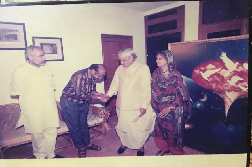 ઉથલ-પાથલના આ સમયના કેટલાક મહિના બાદ જ કમર અને તેના પતિ મોહસિનને દિલ્હી આવવાનું થયું. બીજેપીના તત્કાલીન સાંસદ દિલીપ સંઘાણી સાથે તેમને પરિચય હતો. સંઘાણીને ત્યાં અહીં નરેન્દ્ર મોદી પણ રહેતા હતા. એકવાર ફરી તેમના વચ્ચે મુલાકાત થઈ અને પરિચય આગળ વધ્યો. ખાસ વાત એ છે કે, મોહસિન તો અમદાવાદનો રહેવાસી હતો, પરંતુ તેમની પત્ની કમર પાકિસ્તાનના કરાચીમાં જન્મી હતી અને 1981માં મોહસિન સાથે લગ્ન થયા બાદ અમદાવાદમાં રહેવાનું શરૂ કર્યું. ઉથલ-પાથલના આ સમયના કેટલાક મહિના બાદ જ કમર અને તેના પતિ મોહસિનને દિલ્હી આવવાનું થયું. બીજેપીના તત્કાલીન સાંસદ દિલીપ સંઘાણી સાથે તેમને પરિચય હતો. સંઘાણીને ત્યાં અહીં નરેન્દ્ર મોદી પણ રહેતા હતા. એકવાર ફરી તેમના વચ્ચે મુલાકાત થઈ અને પરિચય આગળ વધ્યો. ખાસ વાત એ છે કે, મોહસિન તો અમદાવાદનો રહેવાસી હતો, પરંતુ તેમની પત્ની કમર પાકિસ્તાનના કરાચીમાં જન્મી હતી અને 1981માં મોહસિન સાથે લગ્ન થયા બાદ અમદાવાદમાં રહેવાનું શરૂ કર્યું.