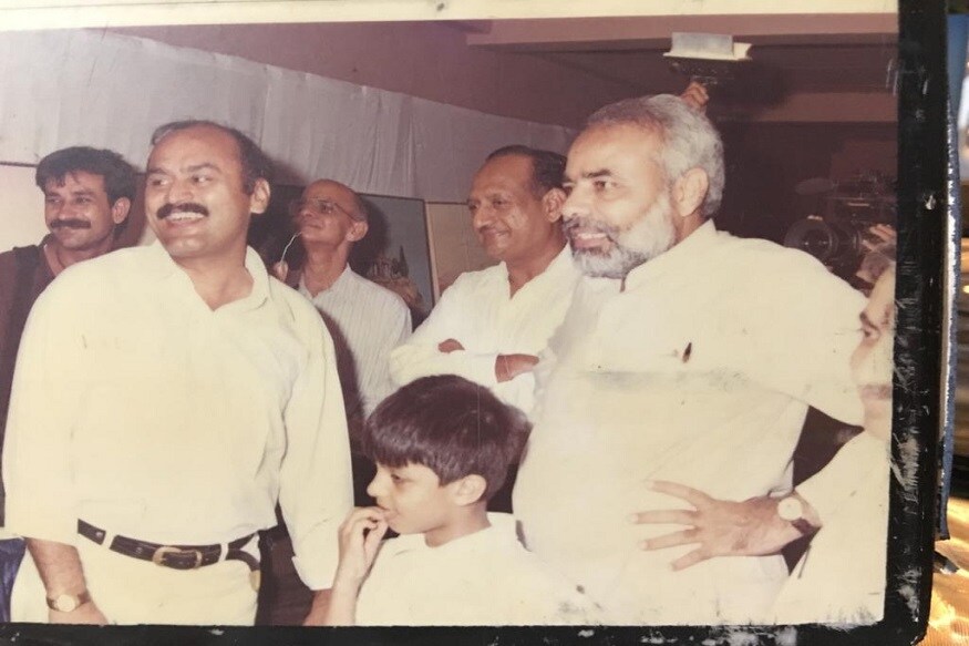 આ દરમ્યાન ક્યારેક મોદીને 2002ના રમખાણો માટે ખલનાયક પણ કહેવામાં આવ્યા, તો ક્યારેક સાંપ્રદાયિક રીતે ધ્રુવિકરણનો પણ આરોપ લગાવવામાં આવ્યો. પરંતુ આ ભાઈ બહેનના સંબંધમાં ક્યારે પણ કોઈ પરક નથી પડ્યો. હવે મોદી એક વખત ફરી પ્રધાનમંત્રી બન્યા છે ત્યારે બહેન કમર ફરી એક વખત તેમને મળવા માટે જવાની ઈચ્છા દર્શાવી રહી છે. આ દરમ્યાન ક્યારેક મોદીને 2002ના રમખાણો માટે ખલનાયક પણ કહેવામાં આવ્યા, તો ક્યારેક સાંપ્રદાયિક રીતે ધ્રુવિકરણનો પણ આરોપ લગાવવામાં આવ્યો. પરંતુ આ ભાઈ બહેનના સંબંધમાં ક્યારે પણ કોઈ પરક નથી પડ્યો. હવે મોદી એક વખત ફરી પ્રધાનમંત્રી બન્યા છે ત્યારે બહેન કમર ફરી એક વખત તેમને મળવા માટે જવાની ઈચ્છા દર્શાવી રહી છે.