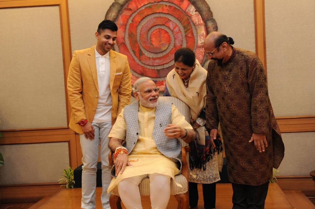 એ સિનીયર જે છેલ્લા પાંચ વર્ષથી દેશના પ્રધાનમંત્રી બન્યા છે. યૂસુફ ખુબ ઉત્સાહ સાથે વાત કરતા જણાવે છે કે, કેવી રીતે પ્રધાનમંત્રી બન્યા બાદ પણ મોદી પોતાના ગૃહ નગરના મુસ્લીમોને નથી ભુલ્યા. જ્યારે યૂસુફના પુત્રના લગ્ન થઈ રહ્યા હતા તો, પીએમ મોદીએ શુભકામના સંદેશ મોકલ્યો હતો.<br />વડનગરમાં યૂસુફ પઠાણ જેવા કેટલાએ લોકો છે, જે મુસ્લીમ સમાજમાંથી આવે છે અને મોદીના પ્રેમી રહ્યા છે. તેમાં જાસૂદ ખાન પઠાણ પણ છે. જાસૂદ મોદીના ક્લાસમેટ હતા અને મોદી હંમેશા તેમના હાલ ચાલ પૂછતા હતા અને કેટલીએ વખત સીએમ આવાસ પર પણ તે જઈ ચુક્યા છે. એ સિનીયર જે છેલ્લા પાંચ વર્ષથી દેશના પ્રધાનમંત્રી બન્યા છે. યૂસુફ ખુબ ઉત્સાહ સાથે વાત કરતા જણાવે છે કે, કેવી રીતે પ્રધાનમંત્રી બન્યા બાદ પણ મોદી પોતાના ગૃહ નગરના મુસ્લીમોને નથી ભુલ્યા. જ્યારે યૂસુફના પુત્રના લગ્ન થઈ રહ્યા હતા તો, પીએમ મોદીએ શુભકામના સંદેશ મોકલ્યો હતો.<br />વડનગરમાં યૂસુફ પઠાણ જેવા કેટલાએ લોકો છે, જે મુસ્લીમ સમાજમાંથી આવે છે અને મોદીના પ્રેમી રહ્યા છે. તેમાં જાસૂદ ખાન પઠાણ પણ છે. જાસૂદ મોદીના ક્લાસમેટ હતા અને મોદી હંમેશા તેમના હાલ ચાલ પૂછતા હતા અને કેટલીએ વખત સીએમ આવાસ પર પણ તે જઈ ચુક્યા છે.