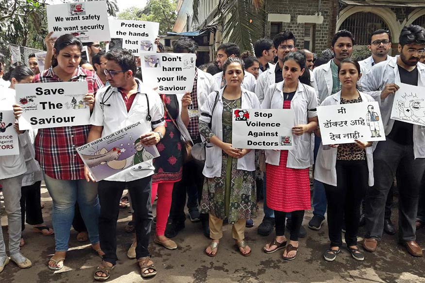 બીજી તરફ FORDA (Federation of Resident Doctors Association) તરફથી 15મી જૂનના રોજ દેશભરના ડોક્ટરોની હડતાળની જાહેરાત કરવામાં આવી છે. હડતાળ દરમિયાન તમામ ઓપીડી બંધ રહેશે, ફક્ત ઇમરજન્સી સેવા જ ચાલુ રહેશે. બીજી તરફ FORDA (Federation of Resident Doctors Association) તરફથી 15મી જૂનના રોજ દેશભરના ડોક્ટરોની હડતાળની જાહેરાત કરવામાં આવી છે. હડતાળ દરમિયાન તમામ ઓપીડી બંધ રહેશે, ફક્ત ઇમરજન્સી સેવા જ ચાલુ રહેશે.