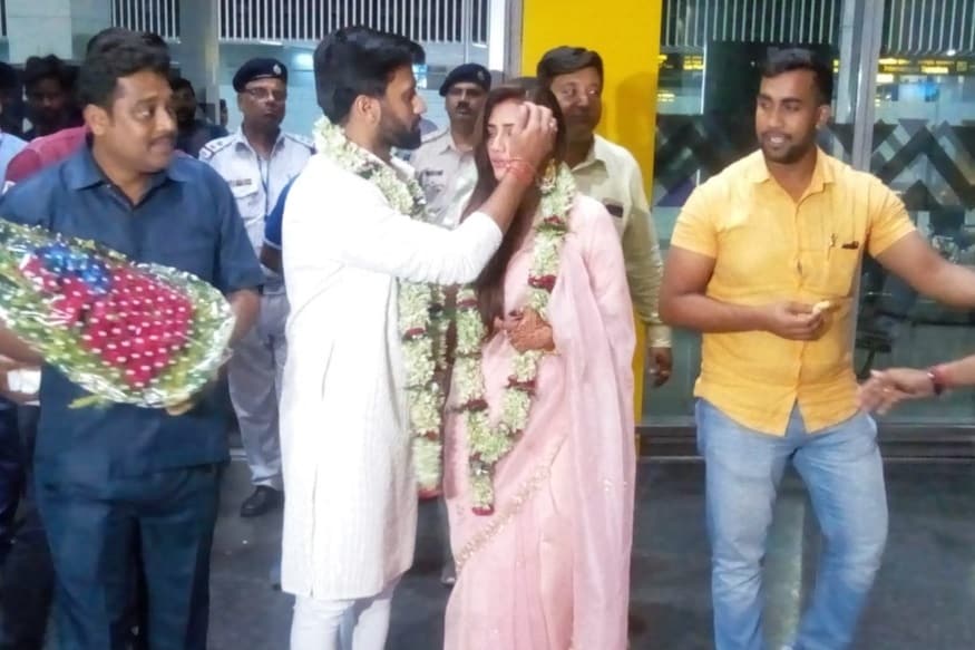 લાખો ફેન્સનાં દિલ પર રાજ કરનારી બંગાળી એક્ટ્રેસ નુસરત જહાંએ સાંસદ બન્યા બાદ તેનાં બોયફ્રેન્ડ નિખિલ જૈન સાથે લગ્ન કર્યાં આ લગ્ન તુર્કીમાં યોજવામાં આવ્યા હતાં લાખો ફેન્સનાં દિલ પર રાજ કરનારી બંગાળી એક્ટ્રેસ નુસરત જહાંએ સાંસદ બન્યા બાદ તેનાં બોયફ્રેન્ડ નિખિલ જૈન સાથે લગ્ન કર્યાં આ લગ્ન તુર્કીમાં યોજવામાં આવ્યા હતાં