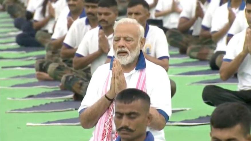 તેમણે વધુમાં કહ્યું કે, 'આજના બદલાતા સમયમાં બીમારીની સાથે સાથે વેલનેસ ઉપર પણ ફોકસ કરવું એટલું જ જરૂરી છે. આ જ શક્તિ આપણને યોગ સાથે મળાવે છે. આ જ ભાવના યોગની છે, પુરાતન ભારતીય દર્શનની છે. યોગ માત્ર ત્યારે જ નથી થતા જ્યારે આપણે જમીન પર કે અડધો કલાક મેટ પર હોઈએ છીએ.' તેમણે વધુમાં કહ્યું કે, 'આજના બદલાતા સમયમાં બીમારીની સાથે સાથે વેલનેસ ઉપર પણ ફોકસ કરવું એટલું જ જરૂરી છે. આ જ શક્તિ આપણને યોગ સાથે મળાવે છે. આ જ ભાવના યોગની છે, પુરાતન ભારતીય દર્શનની છે. યોગ માત્ર ત્યારે જ નથી થતા જ્યારે આપણે જમીન પર કે અડધો કલાક મેટ પર હોઈએ છીએ.'