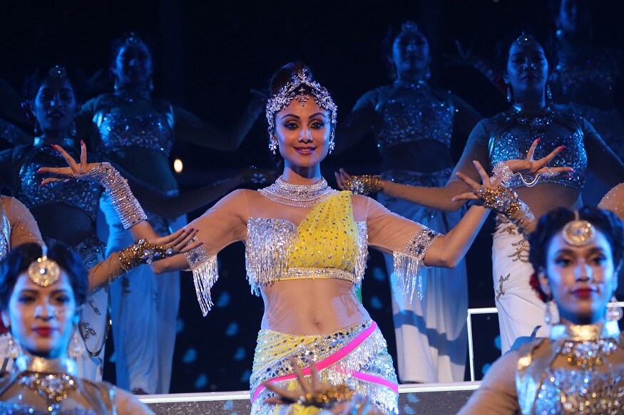 સુપર ડાન્સર-3નો ફિનાલે નજીક છે. ત્યારે શોનાં ફિનાલેની તડામાર તૈયારીઓ શરૂ થઇ ગઇ છે. શોનાં ફઇનાલેમાં શિલ્પા શેટ્ટી ડાન્સ પરફોરમન્સ આપતી નજર આવશે. સુપર ડાન્સર-3નો ફિનાલે નજીક છે. ત્યારે શોનાં ફિનાલેની તડામાર તૈયારીઓ શરૂ થઇ ગઇ છે. શોનાં ફઇનાલેમાં શિલ્પા શેટ્ટી ડાન્સ પરફોરમન્સ આપતી નજર આવશે.