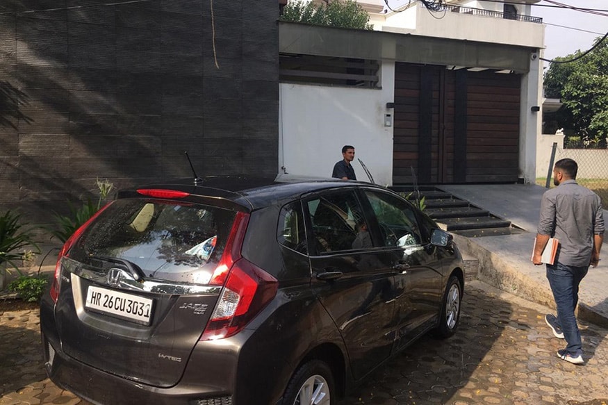 પ્રાપ્ત વિગત પ્રમાણે વિરાટ કોહલીના ઘરમાં બે SUV સહિત 6-7 ગાડી છે, જેને ધોવા માટે આશરે એક હજાર લીટર પાણીનો ઉપયોગ થાય છે. આ અંગે નગર નિગમને પહેલા અનેક વખત ફરિયાદ મળી ચુકી છે. સાઇબર સીટી એવા નોઇડાનું તાપમાન 47 ડીગ્રી સુધી પહોંચી ગયું છે, એવામાં શહેરના અનેક વિસ્તારોમાં પાણીની કટોકટી ઉભી થઈ છે. પ્રાપ્ત વિગત પ્રમાણે વિરાટ કોહલીના ઘરમાં બે SUV સહિત 6-7 ગાડી છે, જેને ધોવા માટે આશરે એક હજાર લીટર પાણીનો ઉપયોગ થાય છે. આ અંગે નગર નિગમને પહેલા અનેક વખત ફરિયાદ મળી ચુકી છે. સાઇબર સીટી એવા નોઇડાનું તાપમાન 47 ડીગ્રી સુધી પહોંચી ગયું છે, એવામાં શહેરના અનેક વિસ્તારોમાં પાણીની કટોકટી ઉભી થઈ છે.