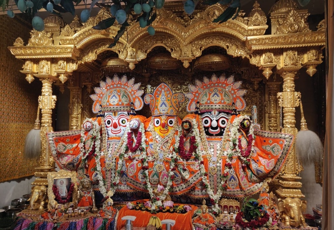 દીપિકા ખુમાણ, વિભૂ પટેલ, અમદાવાદ : આજે ભગવાન જગન્નાથજીની 142મી પરંપરાગત રથયાત્રાનો પાવન પર્વ છે. આજે જેઠ સુદ પૂનમથી ભગવાન જગન્નાથજી, બહેન સુભદ્રાજી અને ભાઇ બલરામજી સરસપુર ખાતેના તેમના મોસાળમાં પંદર દિવસ રહેવા જશે. અમદાવાદનાં જમાલપુર સ્થિત ભગવાન જગન્નાથજી મંદિરે પુનમના દિવસે જળયાત્રામાં 15 ગજરાજ,108 ધજા, 600 ધજા પતાકા, અખાડા, નૃત્યમંડળી તથા રાસમંડળી સાથે મંદિરેથી નીકળીને સાબરમતી નદીમાં સોમનાથ ભુદરના આરે જળ ભરવા માટે જશે. સોમનાથ ભુદરના આરેથી 108 ધડામાં જળ ભરવામાં આવશે. દીપિકા ખુમાણ, વિભૂ પટેલ, અમદાવાદ : આજે ભગવાન જગન્નાથજીની 142મી પરંપરાગત રથયાત્રાનો પાવન પર્વ છે. આજે જેઠ સુદ પૂનમથી ભગવાન જગન્નાથજી, બહેન સુભદ્રાજી અને ભાઇ બલરામજી સરસપુર ખાતેના તેમના મોસાળમાં પંદર દિવસ રહેવા જશે. અમદાવાદનાં જમાલપુર સ્થિત ભગવાન જગન્નાથજી મંદિરે પુનમના દિવસે જળયાત્રામાં 15 ગજરાજ,108 ધજા, 600 ધજા પતાકા, અખાડા, નૃત્યમંડળી તથા રાસમંડળી સાથે મંદિરેથી નીકળીને સાબરમતી નદીમાં સોમનાથ ભુદરના આરે જળ ભરવા માટે જશે. સોમનાથ ભુદરના આરેથી 108 ધડામાં જળ ભરવામાં આવશે.