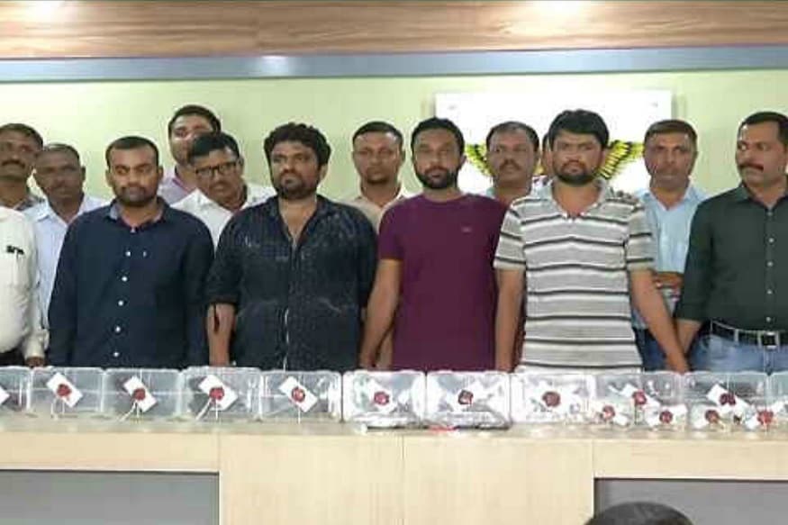 આગામી મહિને યોજાનારી ભગવાન જગન્નાથજીની રથયાત્રાની તડામાર તૈયારીઓ થઇ રહી છે. જેને ધ્યાનમાં રાખીને પોલીસ પણ સતર્ક બની ગઇ છે. અમદાવાદ પોલીસે સર્ચ ઓપરેશન પણ શરૂ કરી દીધા છે. અમદાવાદ ક્રાઇમ બ્રાન્ચે અમદાવાદ વડોદરા એક્સપ્રેસ વેના જશોદાનગર પરથી હથિયારોનો મોટા જથ્થા સાથે ચાર લોકોની ધરપકડ કરી છે. સાથે સાથે ક્રાઇમબ્રાન્ચે આરોપીઓ પાસેથી 18 જેટલા હથિયારો સહિત રવોલ્વર,કારતૂસ સહિતનો રૂ.9.98 લાખનો મુદ્દામાલ જપ્ત કર્યો છે. આગામી મહિને યોજાનારી ભગવાન જગન્નાથજીની રથયાત્રાની તડામાર તૈયારીઓ થઇ રહી છે. જેને ધ્યાનમાં રાખીને પોલીસ પણ સતર્ક બની ગઇ છે. અમદાવાદ પોલીસે સર્ચ ઓપરેશન પણ શરૂ કરી દીધા છે. અમદાવાદ ક્રાઇમ બ્રાન્ચે અમદાવાદ વડોદરા એક્સપ્રેસ વેના જશોદાનગર પરથી હથિયારોનો મોટા જથ્થા સાથે ચાર લોકોની ધરપકડ કરી છે. સાથે સાથે ક્રાઇમબ્રાન્ચે આરોપીઓ પાસેથી 18 જેટલા હથિયારો સહિત રવોલ્વર,કારતૂસ સહિતનો રૂ.9.98 લાખનો મુદ્દામાલ જપ્ત કર્યો છે.