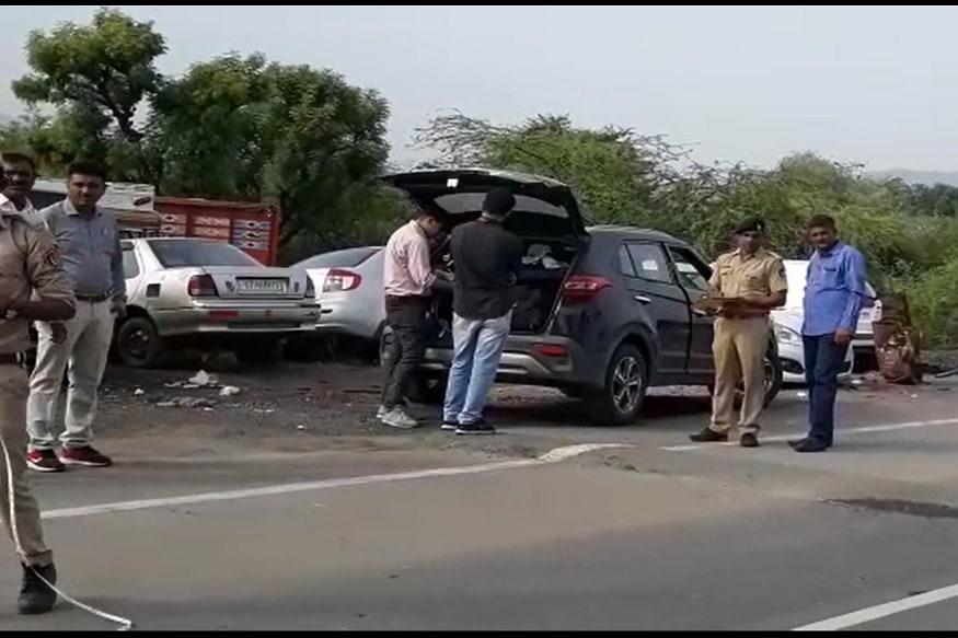 આનંદ જયસ્વાલ, બનાસકાંઠા : બનાસકાંઠાની અમીરગઢ બોર્ડર પર પોલીસ તપાસ દરમિયાન અજાણ્યા શખ્સોએ 3 રાઉન્ડ ફાયરિંગ કરીને ફરાર થઇ ગયા છે. આજે વહેલી સવારે 5 વાગે પોલીસ અમીરગઢ રસ્તા પર પોલીસ તપાસ થઇ રહી હતી. ત્યારે કાળા રંગની ક્રેટા કાર ઉભી રાખી હતી. તેમાંથી ચાર શખ્સોએ અંધાધૂંધ 3 રાઉન્ડ ફાયરિંગ કર્યું હતું. જેમાં પોલીસે ગાડી સહિત એક વ્યક્તિની અટકાયત કરીને વધુ તપાસ હાથ ધરી છે. આનંદ જયસ્વાલ, બનાસકાંઠા : બનાસકાંઠાની અમીરગઢ બોર્ડર પર પોલીસ તપાસ દરમિયાન અજાણ્યા શખ્સોએ 3 રાઉન્ડ ફાયરિંગ કરીને ફરાર થઇ ગયા છે. આજે વહેલી સવારે 5 વાગે પોલીસ અમીરગઢ રસ્તા પર પોલીસ તપાસ થઇ રહી હતી. ત્યારે કાળા રંગની ક્રેટા કાર ઉભી રાખી હતી. તેમાંથી ચાર શખ્સોએ અંધાધૂંધ 3 રાઉન્ડ ફાયરિંગ કર્યું હતું. જેમાં પોલીસે ગાડી સહિત એક વ્યક્તિની અટકાયત કરીને વધુ તપાસ હાથ ધરી છે.
