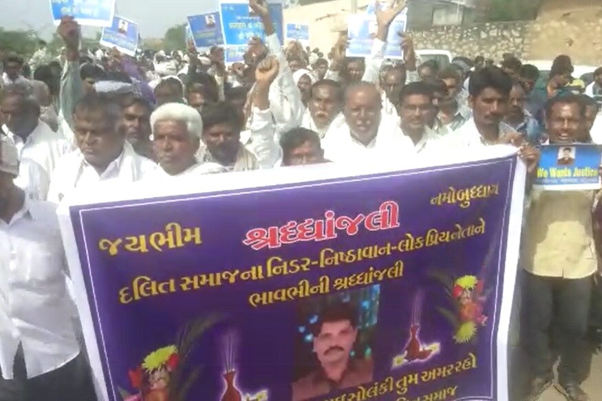 પ્રકાશ સોલંકી, બોટાદ : બોટાદ જિલ્લાના રાણપુરના જાળીલા ગામ પાસે મોટર કાર દ્વારા મોટર સાઈકલને ટક્કર મારી તિક્ષણ હથિયારનાં ઘા ઝીકી જાળીલાના ઉપસરપંચ તેમજ સરપંચના પતિને લોહીયાળ ઇજાઓ પહોચતા અમદાવાદની હોસ્પીટલમાં સારવાર દરમ્યાન મોત નિપજ્યું હતુ પ્રકાશ સોલંકી, બોટાદ : બોટાદ જિલ્લાના રાણપુરના જાળીલા ગામ પાસે મોટર કાર દ્વારા મોટર સાઈકલને ટક્કર મારી તિક્ષણ હથિયારનાં ઘા ઝીકી જાળીલાના ઉપસરપંચ તેમજ સરપંચના પતિને લોહીયાળ ઇજાઓ પહોચતા અમદાવાદની હોસ્પીટલમાં સારવાર દરમ્યાન મોત નિપજ્યું હતુ