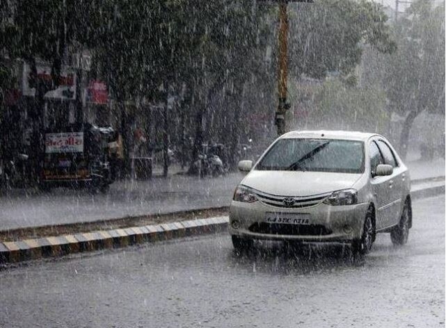 જેમ જેમ વરસાદની મોસમ શરૂ થાય છે તેમ, બેટરી અને તેની ગુરુત્વાકર્ષણની સ્થિતિ તપાસો. જો બેટરીની સ્થિતિ સારી ન હોય અને તમે વરસાદમાં ક્યાંક ફસાઈ જાઓ, તો કાર આગળ લઈ જવા માટે એક મોટી સમસ્યા હોઈ શકે છે. હકીકતમાં, સફેદ ડિમપોઝિંગ સામગ્રી વરસાદમાં બૅટરી ટર્મિનલ્સથી ઉપર ઉદ્ભવે છે. આ એક સ્ટાર્ટઅપ સમસ્યા કારણ બની શકે છે. જો કોઈ પણ કારણોસર બેટરીના પ્રારંભમાં કોઈ સમસ્યા હોય, તો તેને બદલો અથવા તેને મિકેનિક પર બતાવો. જેમ જેમ વરસાદની મોસમ શરૂ થાય છે તેમ, બેટરી અને તેની ગુરુત્વાકર્ષણની સ્થિતિ તપાસો. જો બેટરીની સ્થિતિ સારી ન હોય અને તમે વરસાદમાં ક્યાંક ફસાઈ જાઓ, તો કાર આગળ લઈ જવા માટે એક મોટી સમસ્યા હોઈ શકે છે. હકીકતમાં, સફેદ ડિમપોઝિંગ સામગ્રી વરસાદમાં બૅટરી ટર્મિનલ્સથી ઉપર ઉદ્ભવે છે. આ એક સ્ટાર્ટઅપ સમસ્યા કારણ બની શકે છે. જો કોઈ પણ કારણોસર બેટરીના પ્રારંભમાં કોઈ સમસ્યા હોય, તો તેને બદલો અથવા તેને મિકેનિક પર બતાવો.