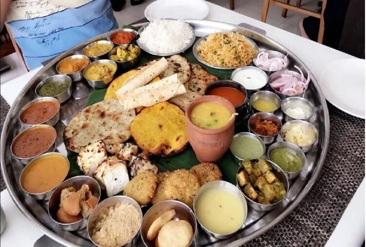 આ પ્લેટમાં નવનીત ચાવલાનાનું માનવું છે કે જો કોઈ ત્રીસ મિનિટની અંદર આ પ્લેટ ખતમ કરે તો તેના માટે આ થાળી ફ્રી મા છે. આ પ્લેટમાં નવનીત ચાવલાનાનું માનવું છે કે જો કોઈ ત્રીસ મિનિટની અંદર આ પ્લેટ ખતમ કરે તો તેના માટે આ થાળી ફ્રી મા છે.