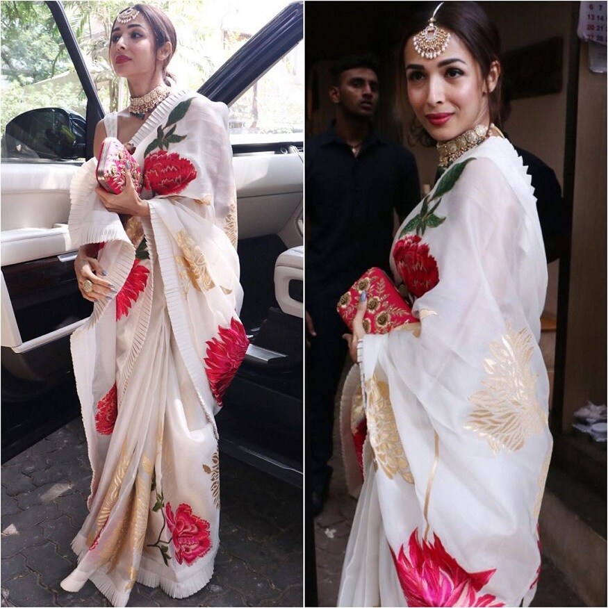 સોશિયલ મીડિયાની ટ્રોલ ગેંગે તેને ટ્રોલ કરવાની શરૂ કરી દીધી હતી. તેનું કારણ હતું મલાઇકાએ જેવી સાડી પહેરી હતી તેવી જ સાડી દીપિકા પાદુકોણેએ પહેરી હતી. સોશિયલ મીડિયાની ટ્રોલ ગેંગે તેને ટ્રોલ કરવાની શરૂ કરી દીધી હતી. તેનું કારણ હતું મલાઇકાએ જેવી સાડી પહેરી હતી તેવી જ સાડી દીપિકા પાદુકોણેએ પહેરી હતી.