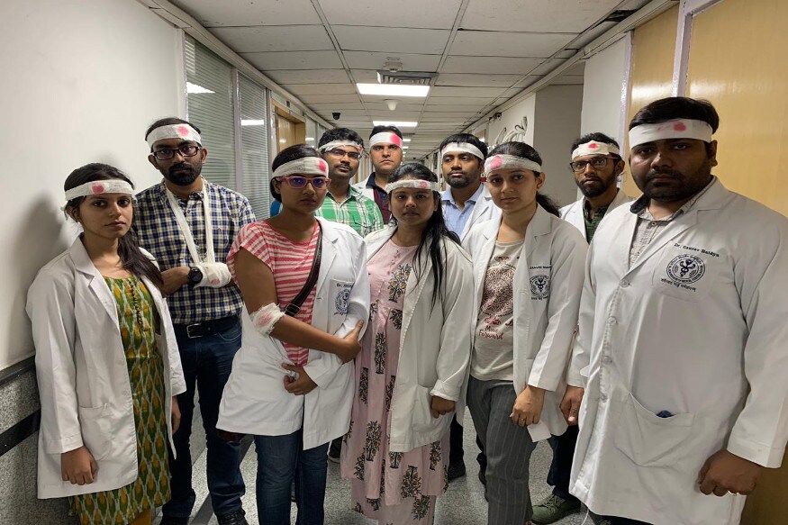 દિલ્હી મેડિકલ એસોસિએશન (DMA)એ હડતાળ બોલાવી છે, જેની અસર AIIMS જેવી હોસ્પિટલોમાં જોવા મળી રહ્યું છે. એઇમ્સ બહાર દર્દીઓ અને તેમના સગાઓની ભીડ જોવા મળી રહી છે. દિલ્હી મેડિકલ એસોસિએશન (DMA)એ હડતાળ બોલાવી છે, જેની અસર AIIMS જેવી હોસ્પિટલોમાં જોવા મળી રહ્યું છે. એઇમ્સ બહાર દર્દીઓ અને તેમના સગાઓની ભીડ જોવા મળી રહી છે.