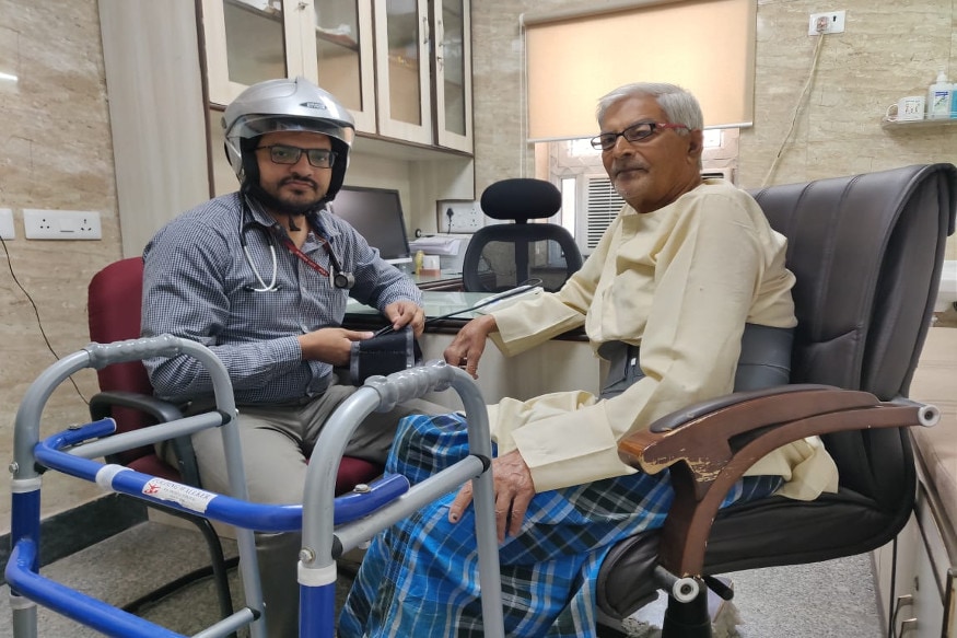 પશ્ચિમ બંગાળની હોસ્પિટલમાં અમુક ડોક્ટરો દર્દીઓને તપાસતી વખતે માથે હેલમેટ પહેરીને જોવા મળ્યા હતા. તેમનું કહેવું હતું કે કોઈ પણ અમારા પર હુમલો કરી શકે છે. પોલીસ અને રાજ્ય સરકાર સાંભળતી નથી તો અમારે જ અમારું ધ્યાન રાખવું પડશે. પશ્ચિમ બંગાળની હોસ્પિટલમાં અમુક ડોક્ટરો દર્દીઓને તપાસતી વખતે માથે હેલમેટ પહેરીને જોવા મળ્યા હતા. તેમનું કહેવું હતું કે કોઈ પણ અમારા પર હુમલો કરી શકે છે. પોલીસ અને રાજ્ય સરકાર સાંભળતી નથી તો અમારે જ અમારું ધ્યાન રાખવું પડશે.