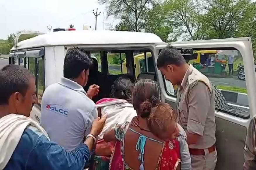 સામાન્ય રીતે લોકોના મનમાં પોલીસની છાપ હપ્તાખોરો તરીકેની હોય છે. પરંતુ ખાખી વર્દી પહેરાનાર પણ છેવટે તો માણસ જ છે. પોલીસ અનેક વખત પોતાના કામથી માનવતાના અનેક વખત ઉદાહરણ આપી ચૂકી છે. પોલીસની માનવતાનું આવું જ એક ઉદાહરણ સાબરકાંઠામાં બન્યું છે. જ્યાં ડીવાયએસપીએ પોતાની કારમાં જ અકસ્માતમાં ઇજાગ્રસ્ત મહિલાને હોસ્પિટલ પહોંચાડી હતી. સામાન્ય રીતે લોકોના મનમાં પોલીસની છાપ હપ્તાખોરો તરીકેની હોય છે. પરંતુ ખાખી વર્દી પહેરાનાર પણ છેવટે તો માણસ જ છે. પોલીસ અનેક વખત પોતાના કામથી માનવતાના અનેક વખત ઉદાહરણ આપી ચૂકી છે. પોલીસની માનવતાનું આવું જ એક ઉદાહરણ સાબરકાંઠામાં બન્યું છે. જ્યાં ડીવાયએસપીએ પોતાની કારમાં જ અકસ્માતમાં ઇજાગ્રસ્ત મહિલાને હોસ્પિટલ પહોંચાડી હતી.
