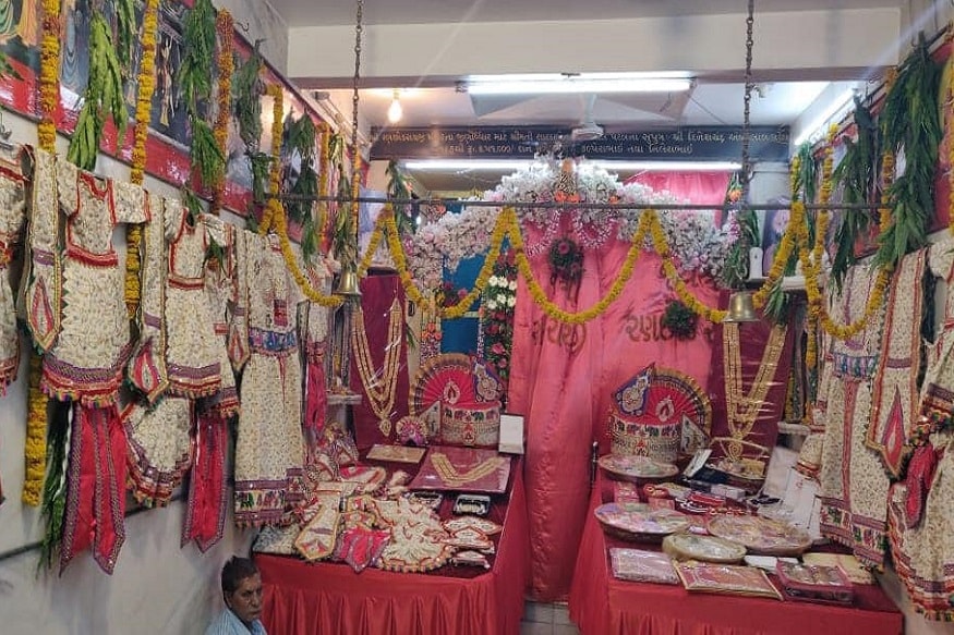 આ મામેરા માટે ભગવાનના વાઘા ઘી કાંટામાં રહેતા યતીનભાઈ પટેલે બનાવ્યા છે. ભગવાનના વાઘામાં મુગટ, પિછવાઈ, પાથરણું, ધોતી, ખેસ, બખ્તર વગેરે છે. વાઘા બનાવતા તેમને 35 દિવસ થયા હતા. આશરે 50 હજાર રૂપિયાનાં વાઘા ભગવાનને ચઢાવવામાં આવશે. ભગવાનના વાઘામાં ગજરાજ પણ મુકવામાં આવ્યા છે. આ પહેલા પણ તેમને ભગવાનનાં વાઘા બનાવવાનો લાભ મળ્યો હતો. આ મામેરા માટે ભગવાનના વાઘા ઘી કાંટામાં રહેતા યતીનભાઈ પટેલે બનાવ્યા છે. ભગવાનના વાઘામાં મુગટ, પિછવાઈ, પાથરણું, ધોતી, ખેસ, બખ્તર વગેરે છે. વાઘા બનાવતા તેમને 35 દિવસ થયા હતા. આશરે 50 હજાર રૂપિયાનાં વાઘા ભગવાનને ચઢાવવામાં આવશે. ભગવાનના વાઘામાં ગજરાજ પણ મુકવામાં આવ્યા છે. આ પહેલા પણ તેમને ભગવાનનાં વાઘા બનાવવાનો લાભ મળ્યો હતો.