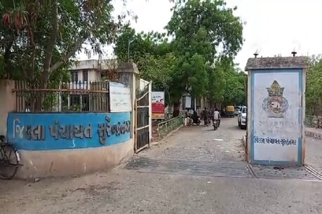 સુરેન્દ્રનગર જિલ્લા પંચાયતમાં હિસાબી આસિસ્ટન્ટને કોન્ટ્રાક્ટરે મારી થપ્પડ સુરેન્દ્રનગર જિલ્લા પંચાયતમાં હિસાબી આસિસ્ટન્ટને કોન્ટ્રાક્ટરે મારી થપ્પડ