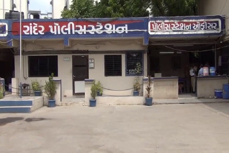 આરોપી સંજય એક રત્નકલાકાર છે અને તેણે અલ્પા સાથે 13 વર્ષ પૂર્વે પ્રેમલગ્ન કર્યા હતા. છેલ્લા એક મહિનાથી સંજય બેકાર હતો. પત્ની અલ્પા સાથે છેલ્લા ઘણા સમયથી કંકાસ થઇ રહ્યો હતો. સંજયની મારજૂડથી કંટાળીને અલ્પા થોડા દિવસ પહેલા પોતાના બાળકો સાથે ભાડાના મકાનમાં રહેવા જતી રહી હતી. આરોપી સંજય એક રત્નકલાકાર છે અને તેણે અલ્પા સાથે 13 વર્ષ પૂર્વે પ્રેમલગ્ન કર્યા હતા. છેલ્લા એક મહિનાથી સંજય બેકાર હતો. પત્ની અલ્પા સાથે છેલ્લા ઘણા સમયથી કંકાસ થઇ રહ્યો હતો. સંજયની મારજૂડથી કંટાળીને અલ્પા થોડા દિવસ પહેલા પોતાના બાળકો સાથે ભાડાના મકાનમાં રહેવા જતી રહી હતી.