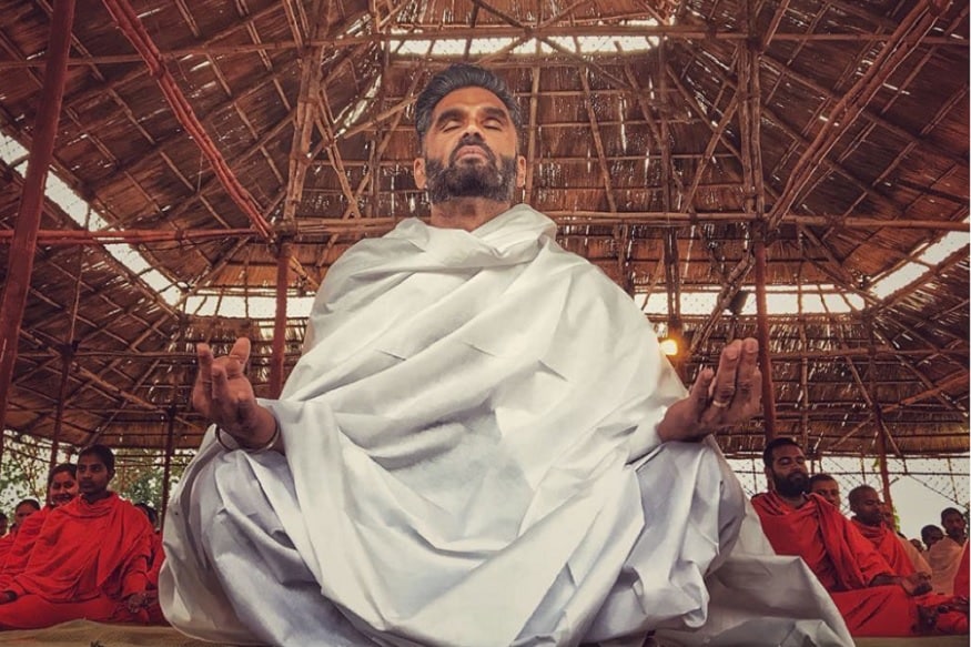 આજે પાંચમો વિશ્વ યોગ દિવસ છે અને પ્રધાન મંત્રી નરેન્દ્ર મોદીથી માંડીને દરેક વ્યક્તિ આજે યોગનું મહત્વ જણાવીને યોગ દ્વારા પોતાને ફિટ રાખે છે. તેમજ નિયમિત યોગને જીવનમાં ઉતારીને તેઓ આજે આટલી ઉંમરે પણ ફિટ અને હેલ્ધી છે. ત્યારે ચાલો બોલિવૂડનાં એ હિરોની તવસીરો પર એક નજર કરીએ જેઓની ઉંમર ભલે વધતી જતી હોય પણ યોગની મદદથી તેઓ આજે પણ એટલાં જ યંગ છે. આજે પાંચમો વિશ્વ યોગ દિવસ છે અને પ્રધાન મંત્રી નરેન્દ્ર મોદીથી માંડીને દરેક વ્યક્તિ આજે યોગનું મહત્વ જણાવીને યોગ દ્વારા પોતાને ફિટ રાખે છે. તેમજ નિયમિત યોગને જીવનમાં ઉતારીને તેઓ આજે આટલી ઉંમરે પણ ફિટ અને હેલ્ધી છે. ત્યારે ચાલો બોલિવૂડનાં એ હિરોની તવસીરો પર એક નજર કરીએ જેઓની ઉંમર ભલે વધતી જતી હોય પણ યોગની મદદથી તેઓ આજે પણ એટલાં જ યંગ છે.