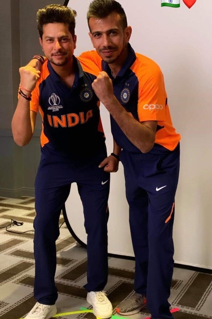 એવામાં એક ટીમની જર્સીનો રંગ બદલવામા આવે છે. આ નિયમ ફૂટબોલનાં ઇન્ટરનેશનલ અને હોમ મેચમાં પણ હોય છે. એવામાં આ મામલે મેજબાન ટીમને પોતાનાં પૂર્વ નિર્ધારિત રંગની જર્સી પહેરવાની અનુમતી હોય છે. (Photo- Twitter) એવામાં એક ટીમની જર્સીનો રંગ બદલવામા આવે છે. આ નિયમ ફૂટબોલનાં ઇન્ટરનેશનલ અને હોમ મેચમાં પણ હોય છે. એવામાં આ મામલે મેજબાન ટીમને પોતાનાં પૂર્વ નિર્ધારિત રંગની જર્સી પહેરવાની અનુમતી હોય છે. (Photo- Twitter)