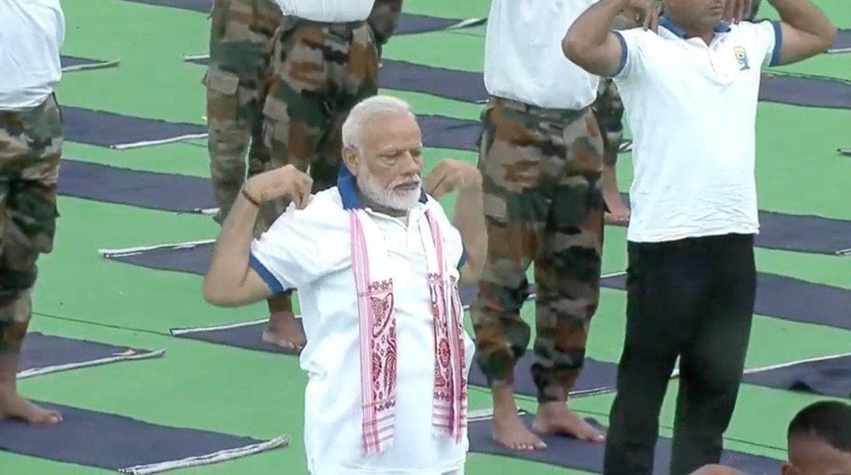 પીએમ મોદીએ આજે રાંચીના ધુર્વા સ્થિત પ્રભાત તારા મેદાનમાં લગભગ 40 હજાર લોકો સાથે યોગ કર્યાં. આ કાર્યક્રમ દરમિયાન મંચ પર વડાપ્રધાન મોદી સાથે રાજ્યપાલ શ્રીમતી દ્રોપદી મુર્મૂ, મુખ્યમંત્રી રઘુવર દાસ, કેન્દ્રીય આયુષ મંત્રી, શ્રીપદ યેસો નાઇક અને રાજ્યના આરોગ્યમંત્રી રામચંદ્ર ચંદ્રવંશી હાજર રહ્યાં હતાં. પીએમ મોદીએ આજે રાંચીના ધુર્વા સ્થિત પ્રભાત તારા મેદાનમાં લગભગ 40 હજાર લોકો સાથે યોગ કર્યાં. આ કાર્યક્રમ દરમિયાન મંચ પર વડાપ્રધાન મોદી સાથે રાજ્યપાલ શ્રીમતી દ્રોપદી મુર્મૂ, મુખ્યમંત્રી રઘુવર દાસ, કેન્દ્રીય આયુષ મંત્રી, શ્રીપદ યેસો નાઇક અને રાજ્યના આરોગ્યમંત્રી રામચંદ્ર ચંદ્રવંશી હાજર રહ્યાં હતાં.