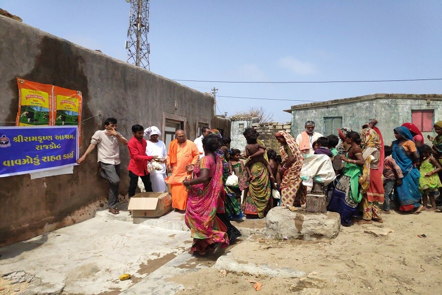 વધી રહેલી ભયાનકતા અને પવનની વધતી ગતિને ધ્યાનમાં રાખીને સમુદ્ધ કાંઠાના વિસ્તારના ગરીબ લોકોને રાજકોટ, મોરબી અને ગીર સોમનાથ જિલ્લાના 24 વિસ્તારોમાં લગભગ 5 હજાર ફુ઼ પેકેટનું વિતરણ કરવામાં આવ્યું હતુ, વધી રહેલી ભયાનકતા અને પવનની વધતી ગતિને ધ્યાનમાં રાખીને સમુદ્ધ કાંઠાના વિસ્તારના ગરીબ લોકોને રાજકોટ, મોરબી અને ગીર સોમનાથ જિલ્લાના 24 વિસ્તારોમાં લગભગ 5 હજાર ફુ઼ પેકેટનું વિતરણ કરવામાં આવ્યું હતુ,