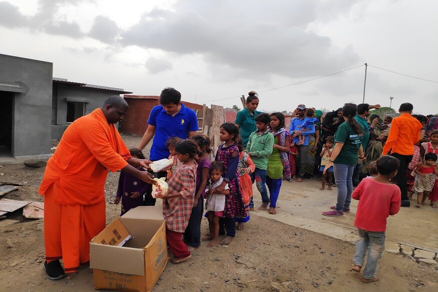 ગુજરાત પરથી વાયુ વાવાઝોડાનો ખતરો ટળી ગયો છે હવે લોકોને રાહત મળી છે. સાયકલોન વાયુના ખતરાની અસરથી દરિયા કાંઠાના વિસ્તારમાં શ્રી રામ કૃષ્ણ આશ્રમ દ્વારા ગરીબ લોકોને સેવા રુપે ફૂડ પેકેટનું વિસ્તરણ કરવામાં આવ્યું. ગુજરાત પરથી વાયુ વાવાઝોડાનો ખતરો ટળી ગયો છે હવે લોકોને રાહત મળી છે. સાયકલોન વાયુના ખતરાની અસરથી દરિયા કાંઠાના વિસ્તારમાં શ્રી રામ કૃષ્ણ આશ્રમ દ્વારા ગરીબ લોકોને સેવા રુપે ફૂડ પેકેટનું વિસ્તરણ કરવામાં આવ્યું.