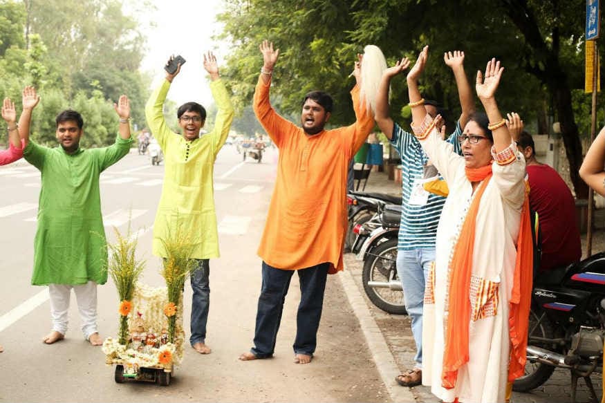 આગામી 4 જૂલાઈના રોજ અષાઢી બીજે ભગવાન જગન્નાથજીની રથયાત્રા યોજાશે. જગન્નાથ પુરીથી લઈ રાજ્યના અમદાવાદ, વડોદરા સહિતના શહેરોમાં આ રથયાત્રાનું અનોખું મહત્ત્વ છે. વડોદરા શહેરમાં વર્ષ 2013થી એક અનોખી રથયાત્રા યોજાય છે. વડોદરાના વિદ્યાર્થીઓના ગ્રુપ મહાત્મા ગાંધી યુથ ઓર્ગેનાઇઝેશ દ્વારા દર વર્ષે રોબો રથયાત્રાનું આયોજન કરવામાં આવે છે. દર વર્ષની જેમ આ વર્ષે પણ વડોદરામાં રોબો રથયાત્રા યોજાશે. દર વર્ષે આ રોબો રથયાત્રા એમ.એસ. યુનિવર્સિટીની ફાઇન આર્ટસ ફેકલ્ટીથી પ્રસ્થાન કરતી હતી જોકે, આ વર્ષે રથાયાત્રાનો પ્રારંભ 4 જૂલાઈએ સવારે 9.00 વાગ્યાથી ડિલક્ષ ચાર રસ્તાથી થશે. આગામી 4 જૂલાઈના રોજ અષાઢી બીજે ભગવાન જગન્નાથજીની રથયાત્રા યોજાશે. જગન્નાથ પુરીથી લઈ રાજ્યના અમદાવાદ, વડોદરા સહિતના શહેરોમાં આ રથયાત્રાનું અનોખું મહત્ત્વ છે. વડોદરા શહેરમાં વર્ષ 2013થી એક અનોખી રથયાત્રા યોજાય છે. વડોદરાના વિદ્યાર્થીઓના ગ્રુપ મહાત્મા ગાંધી યુથ ઓર્ગેનાઇઝેશ દ્વારા દર વર્ષે રોબો રથયાત્રાનું આયોજન કરવામાં આવે છે. દર વર્ષની જેમ આ વર્ષે પણ વડોદરામાં રોબો રથયાત્રા યોજાશે. દર વર્ષે આ રોબો રથયાત્રા એમ.એસ. યુનિવર્સિટીની ફાઇન આર્ટસ ફેકલ્ટીથી પ્રસ્થાન કરતી હતી જોકે, આ વર્ષે રથાયાત્રાનો પ્રારંભ 4 જૂલાઈએ સવારે 9.00 વાગ્યાથી ડિલક્ષ ચાર રસ્તાથી થશે.